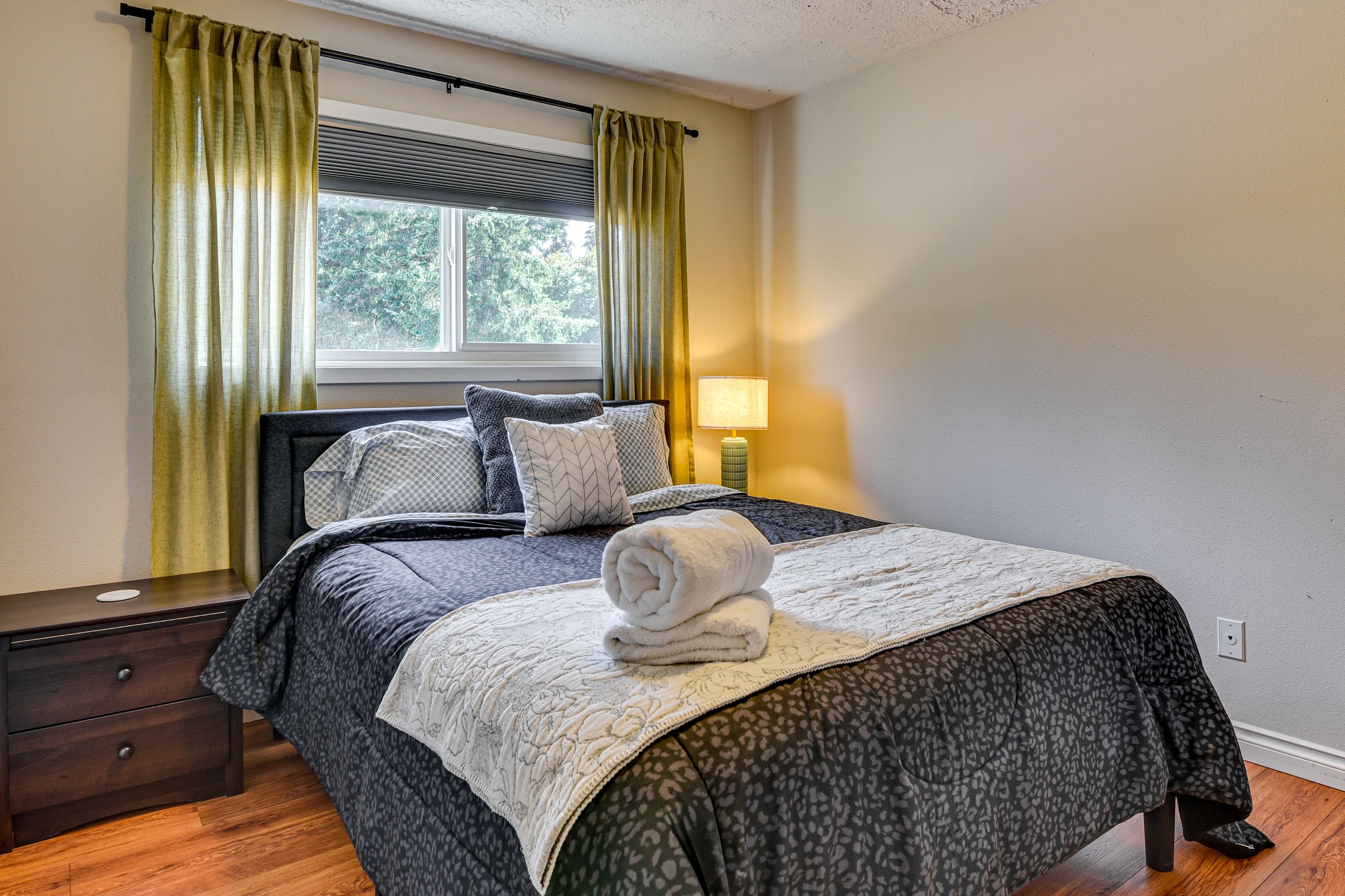 Bedroom 3 | Queen Bed