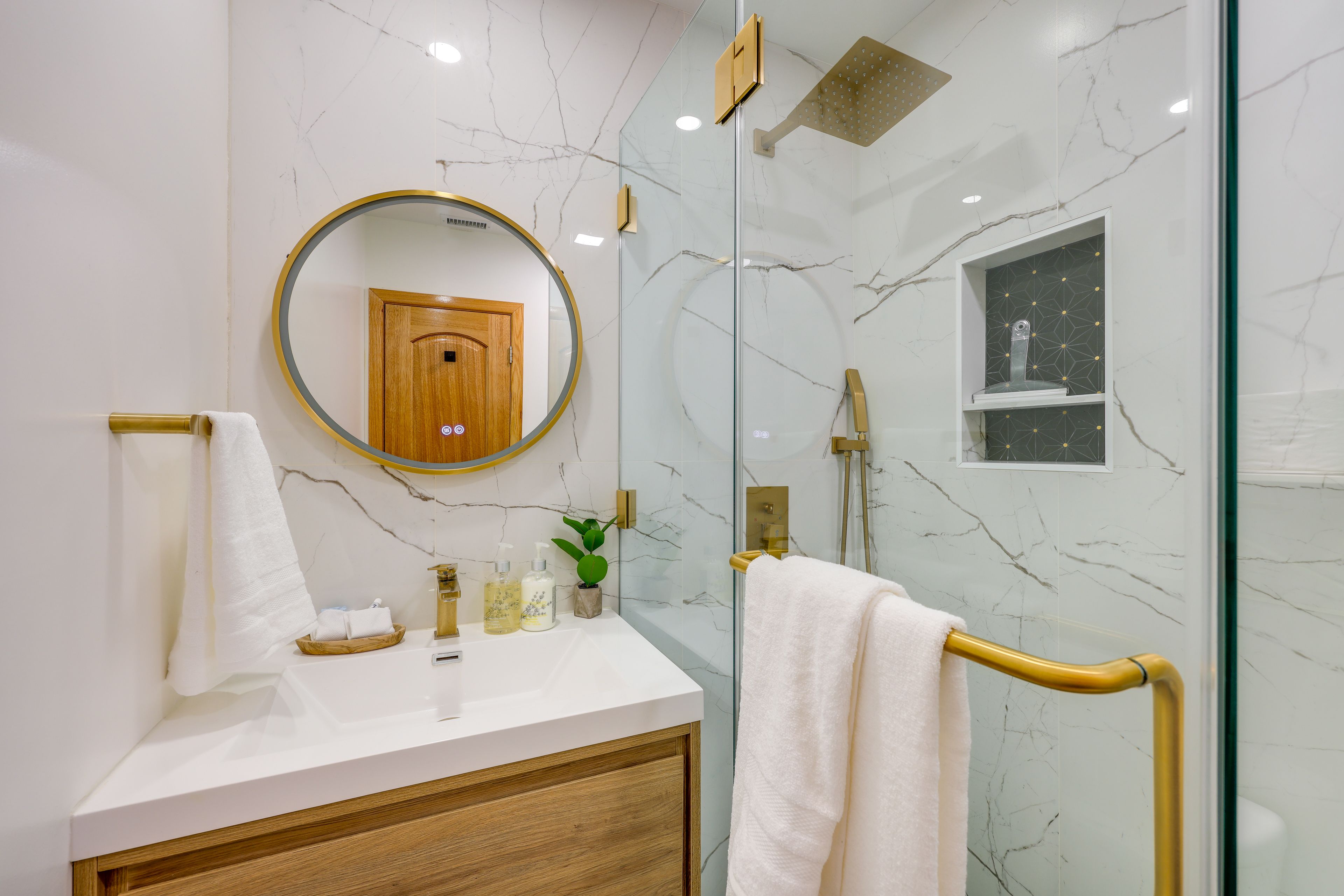 Full Bathroom | Towels Provided