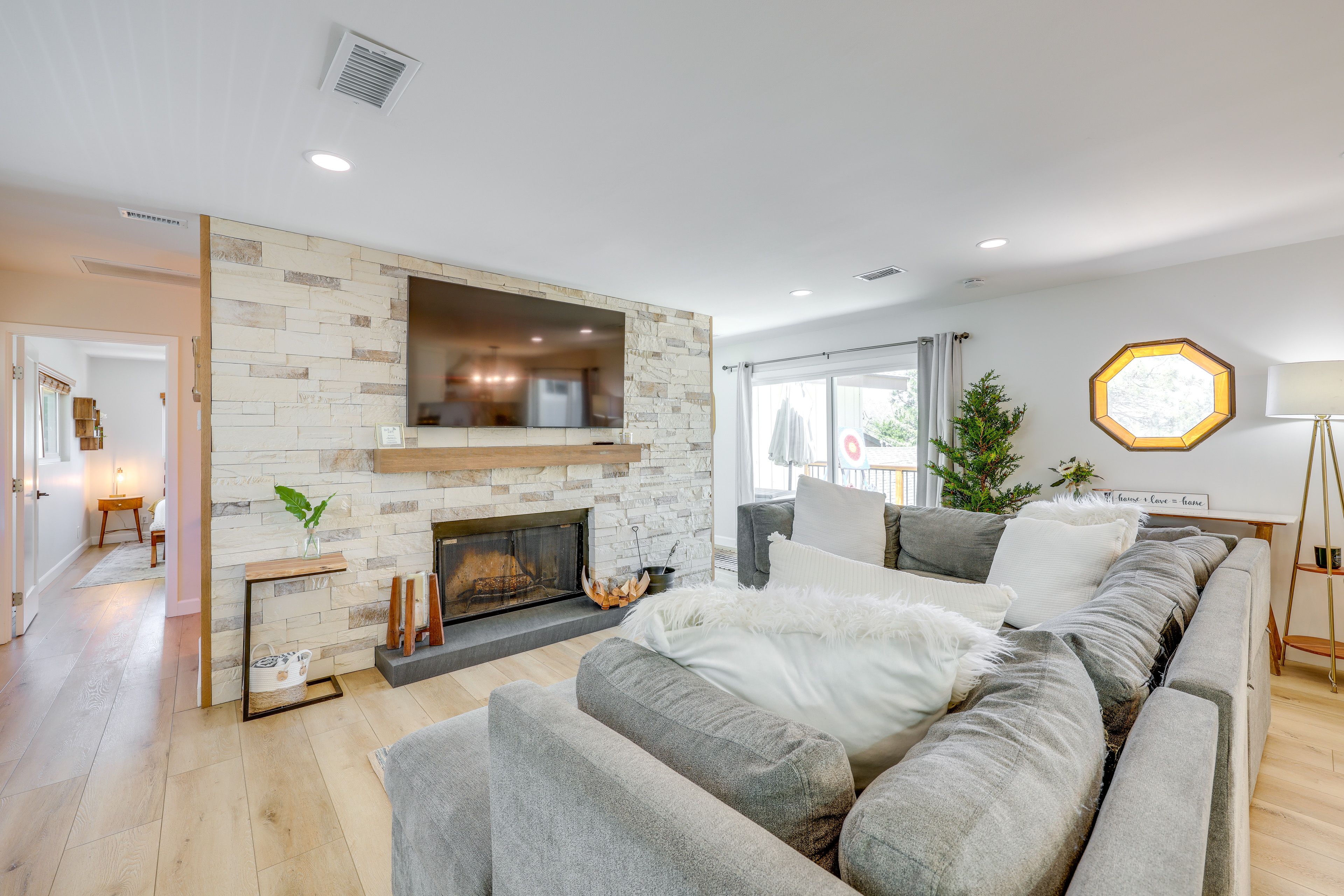 Living Room | Twin Sleeper Sofa | Wood-Burning Fireplace | Smart TV | Free WiFi