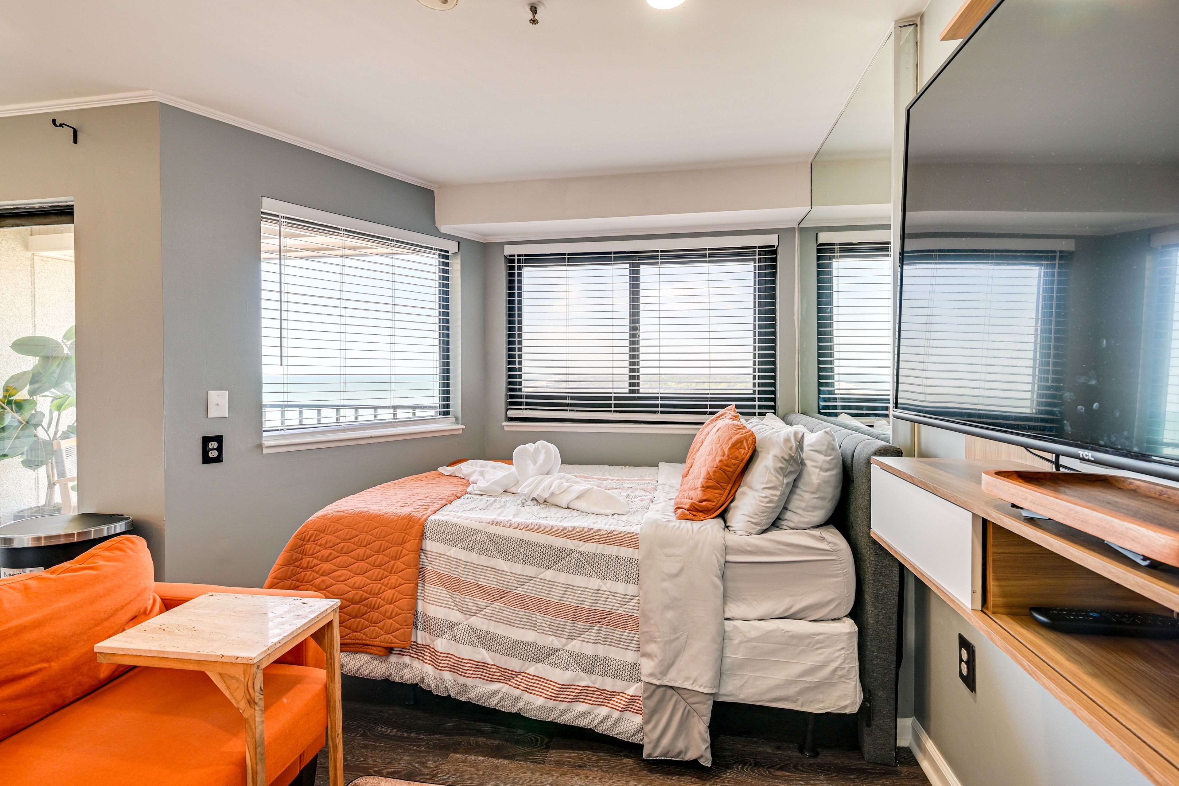 Studio | Full Bed