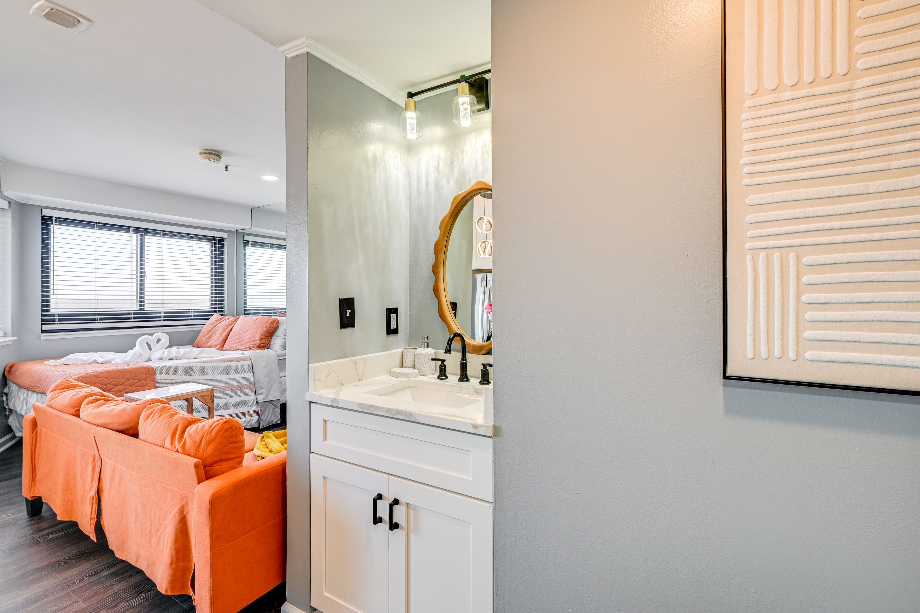 Full Bathroom | Towels Provided | Complimentary Toiletries