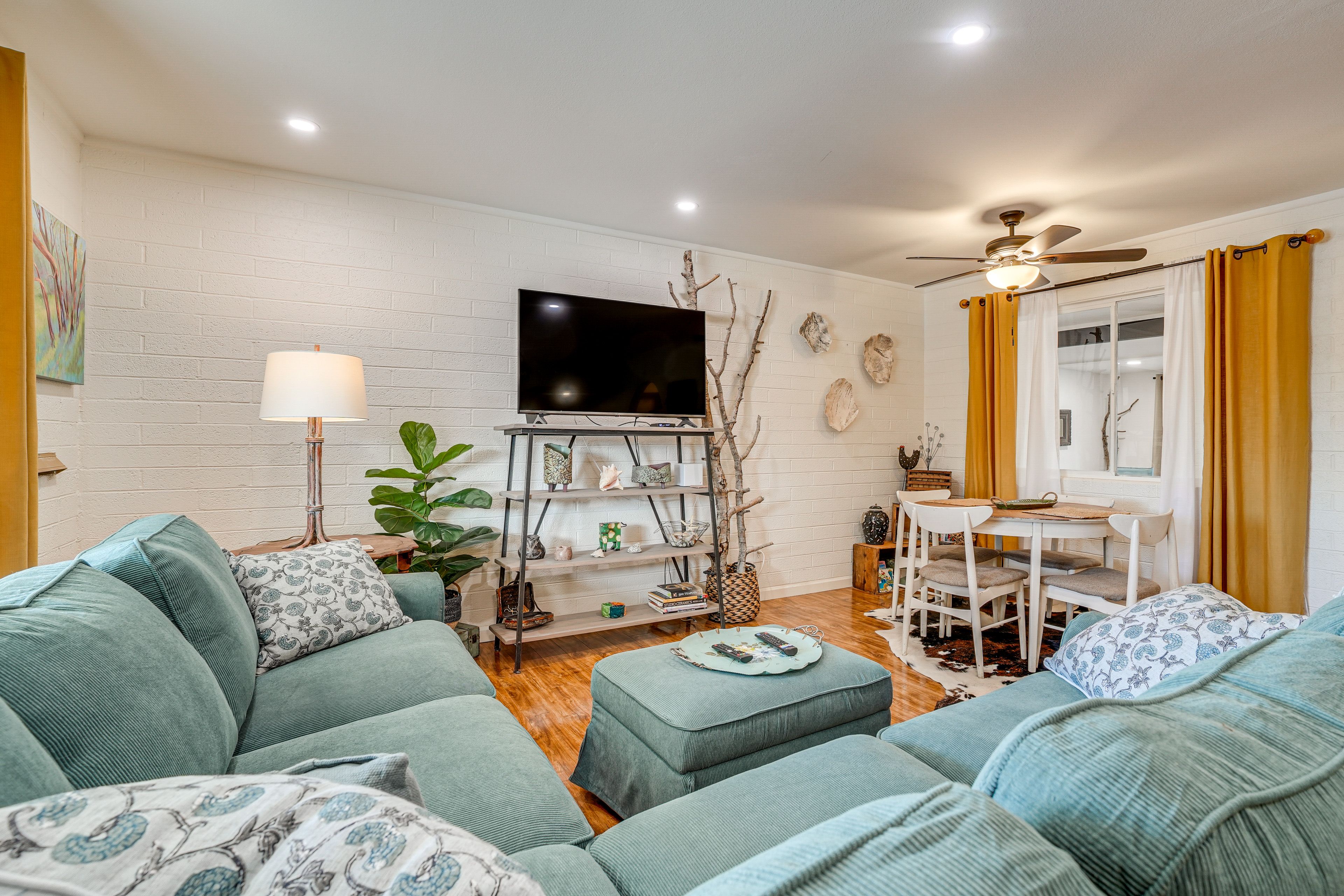 Living Room | Free WiFi | Central Heating & A/C | Smart TV