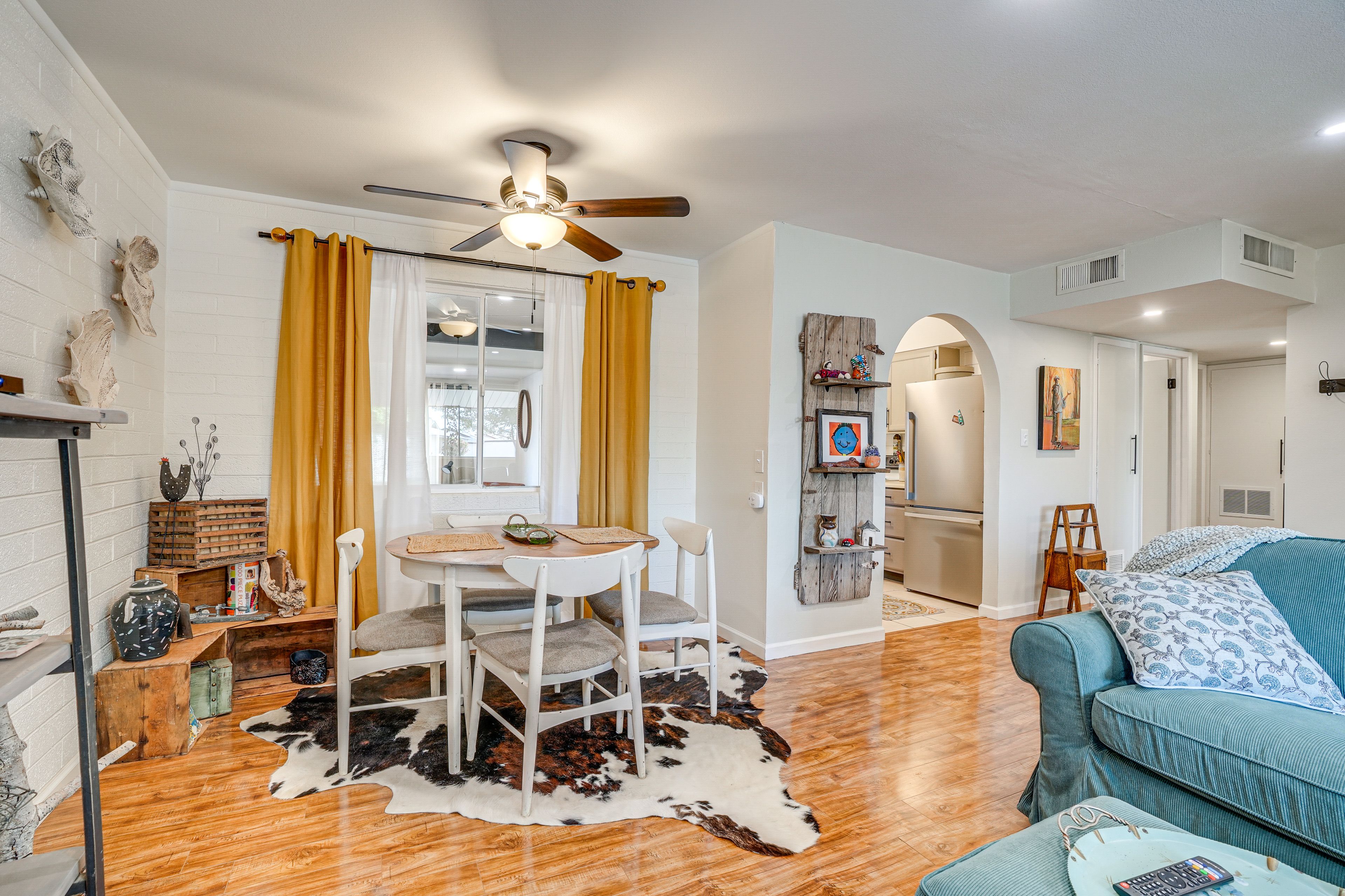 Dining Area | Dishware/Flatware Provided