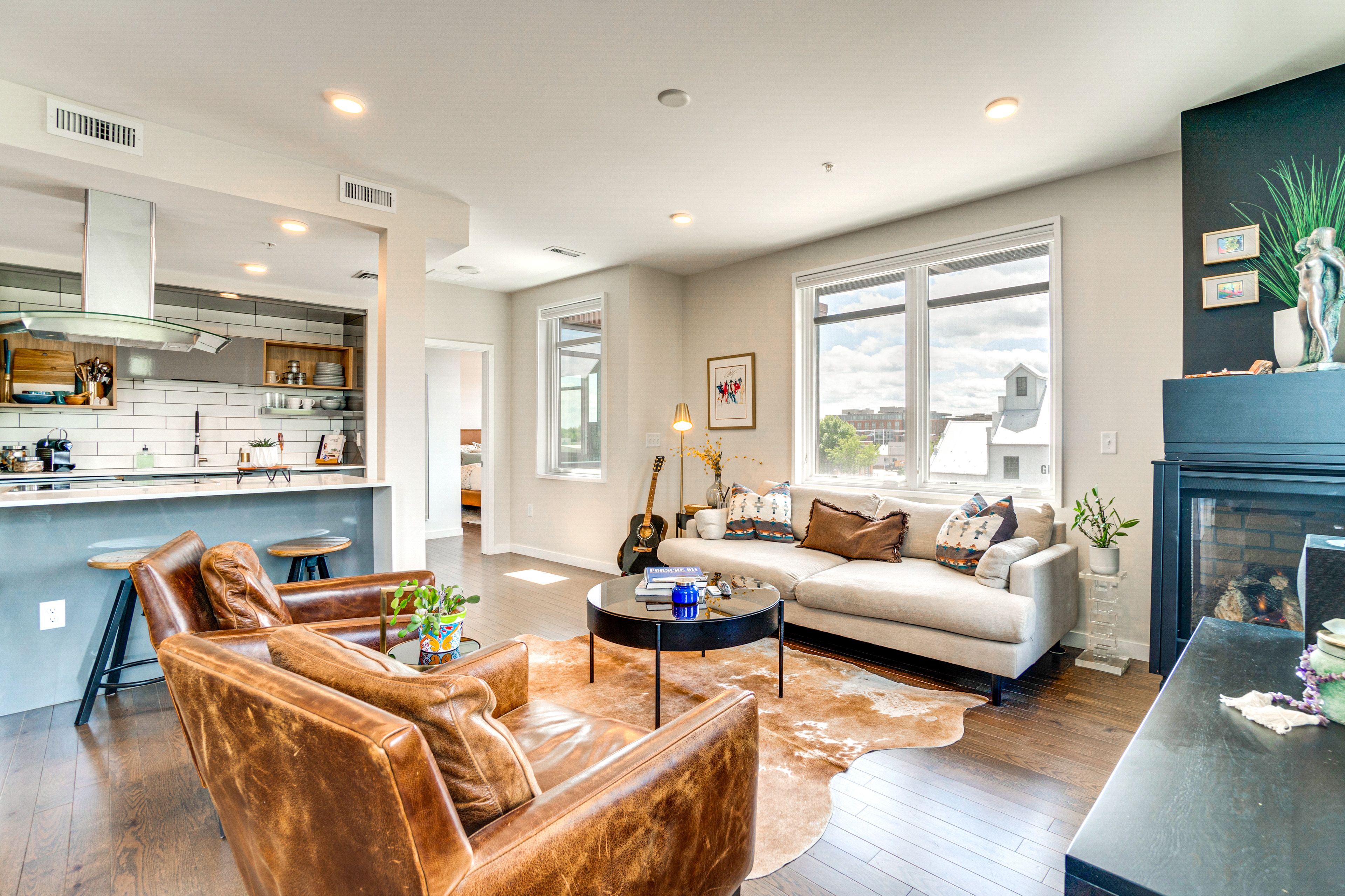 Living Room | Free WiFi | Central A/C & Heat | Smart TV