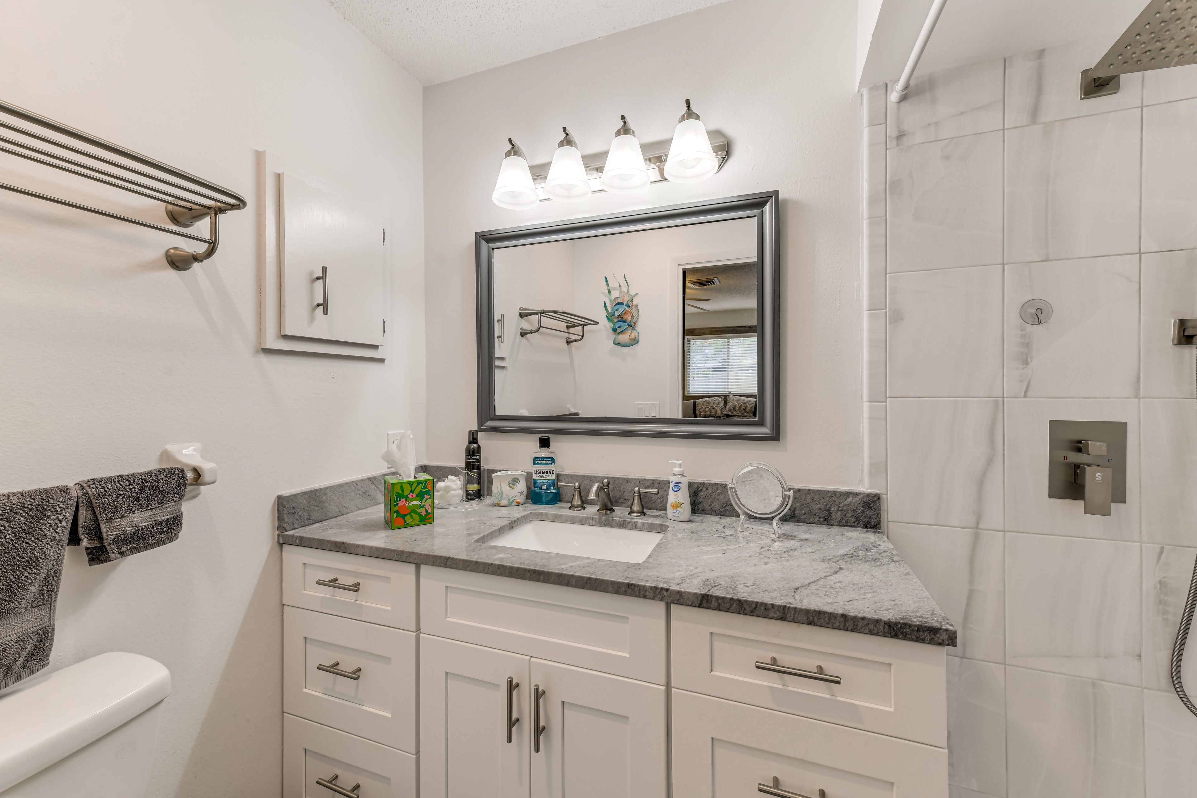 Full Bathroom | Towels Provided