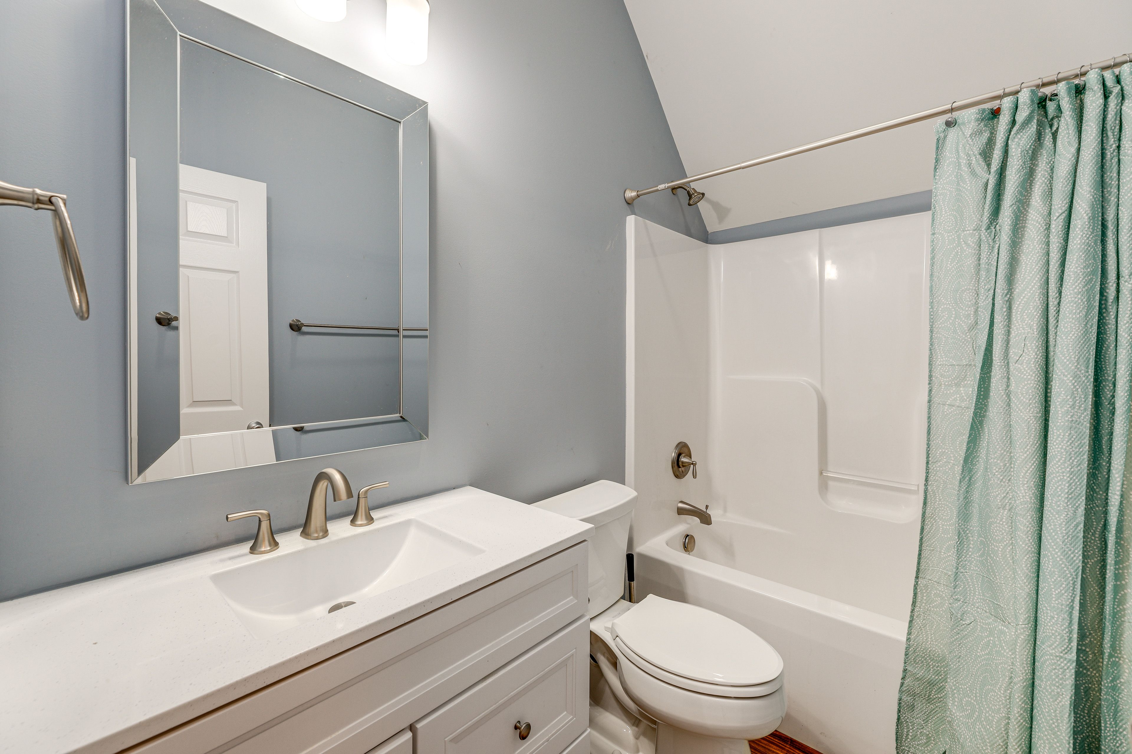 Full Bathroom | 3rd Floor