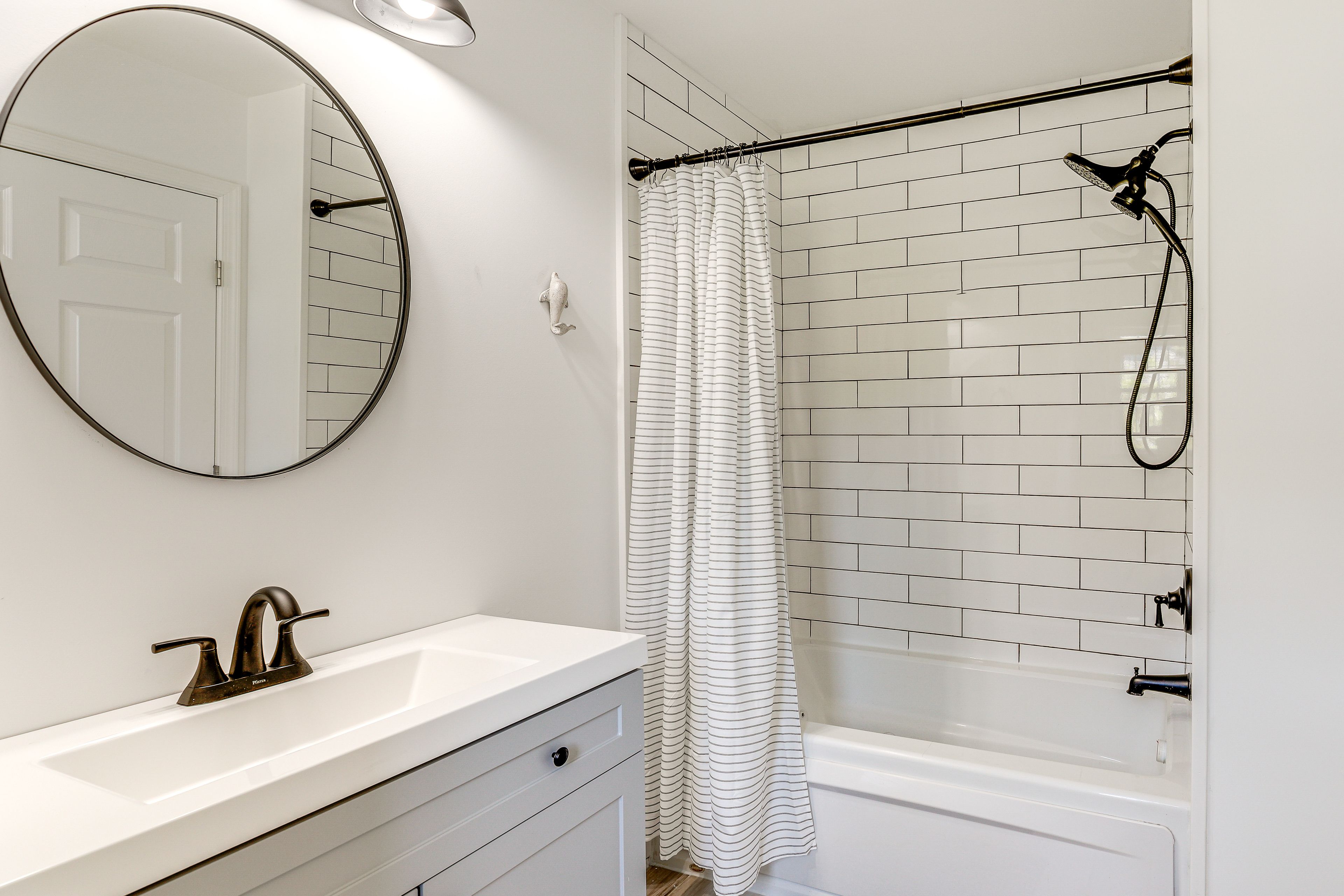 En-Suite Bathroom | Jetted Tub | 2nd Floor