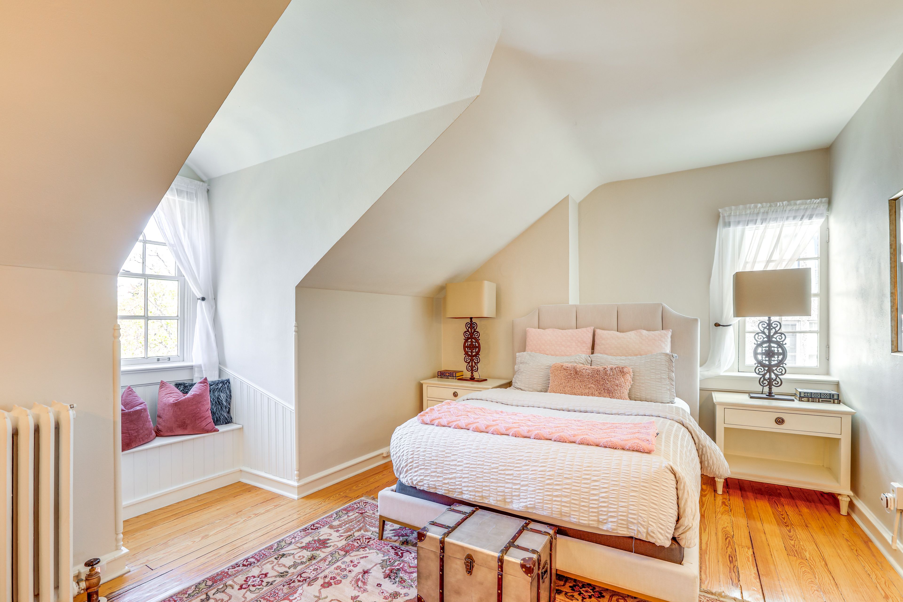 Bedroom 1 | Queen Bed | 1st Floor