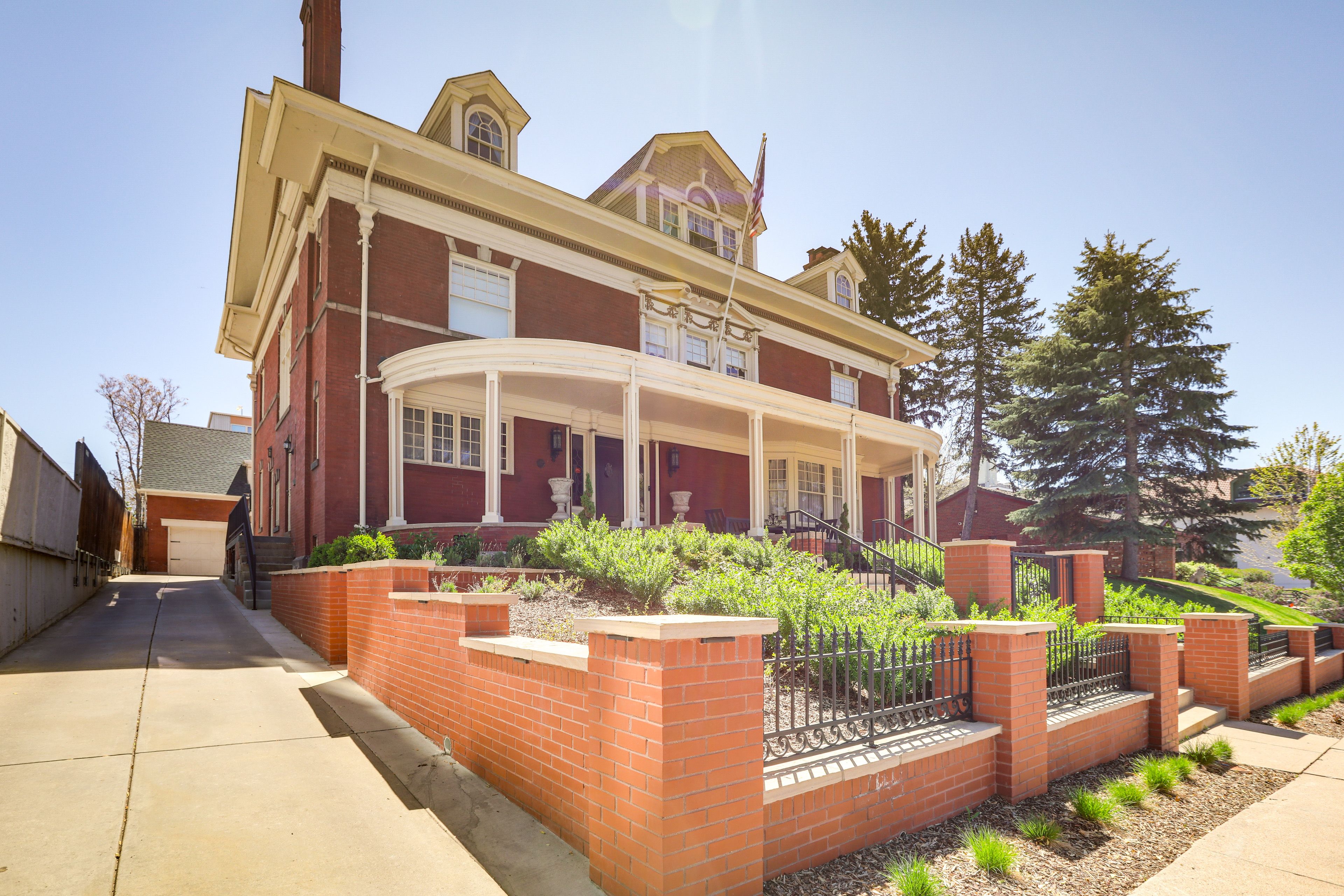 Home Exterior | Parking | Free Street Parking