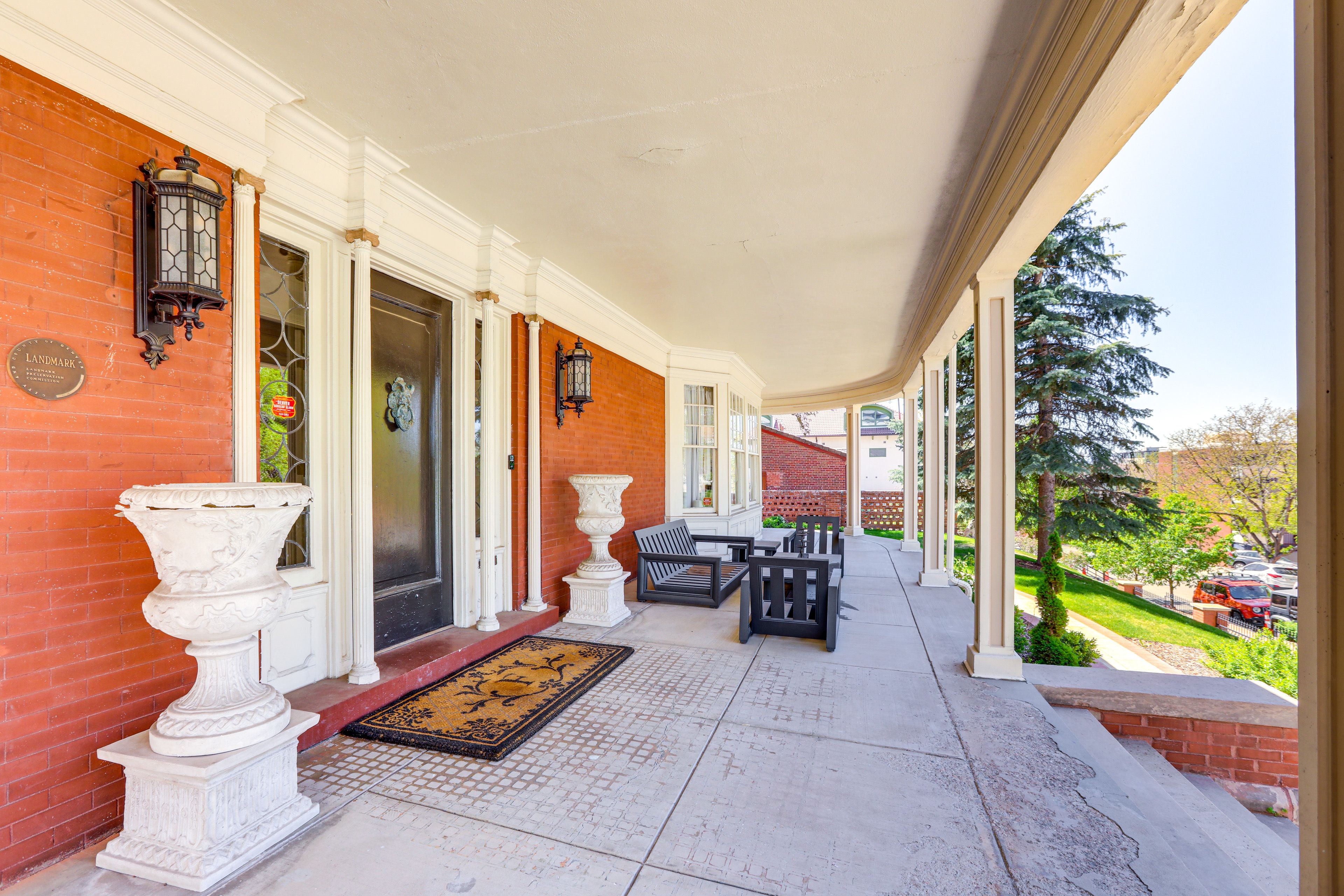 Front Entrance | Outdoor Seating