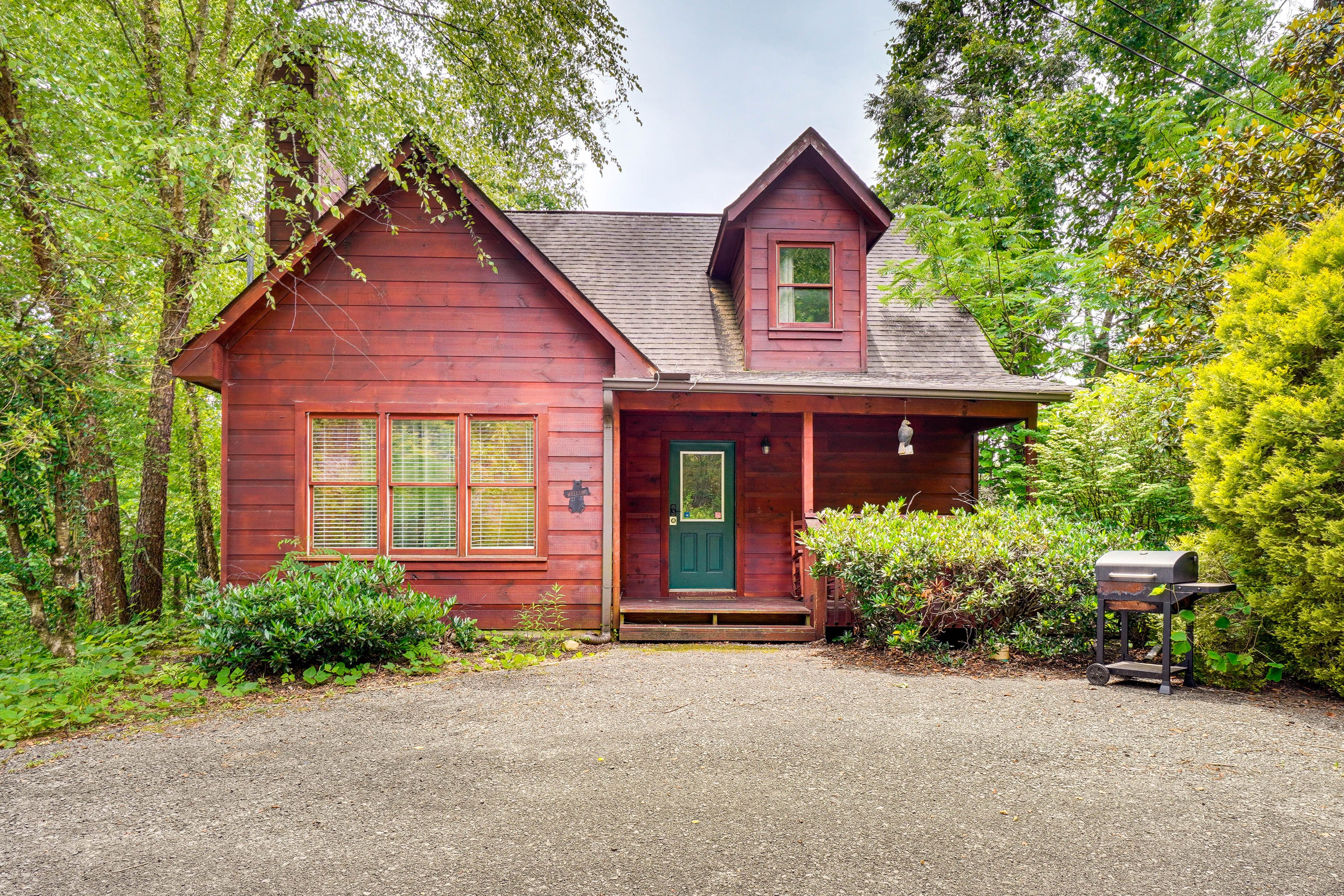 Gatlinburg Vacation Rental | 2BR | 2BA | 1,608 Sq Ft | 3 Steps to Enter