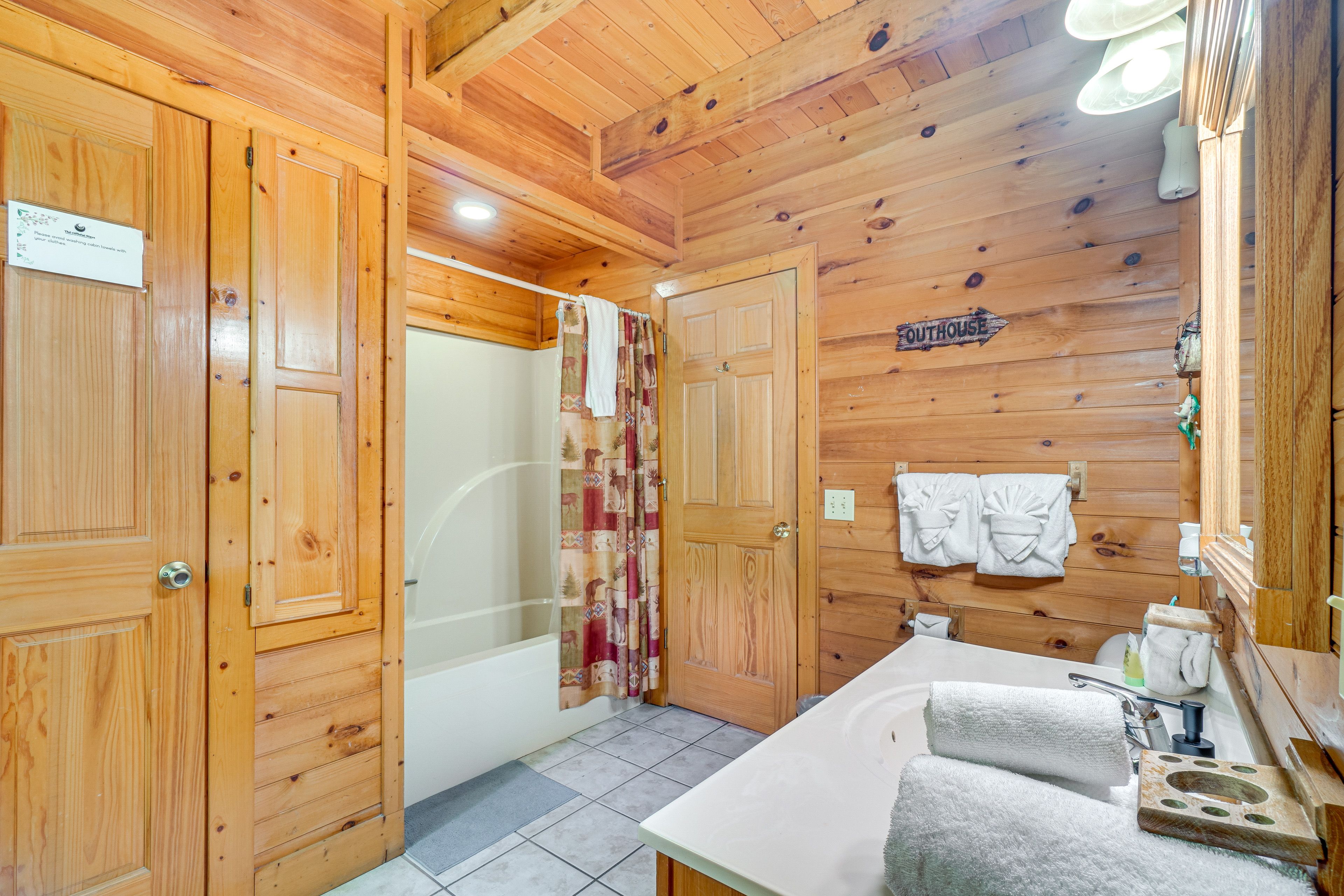 Full Bathroom | 1st Floor | Complimentary Toiletries | Towels Provided