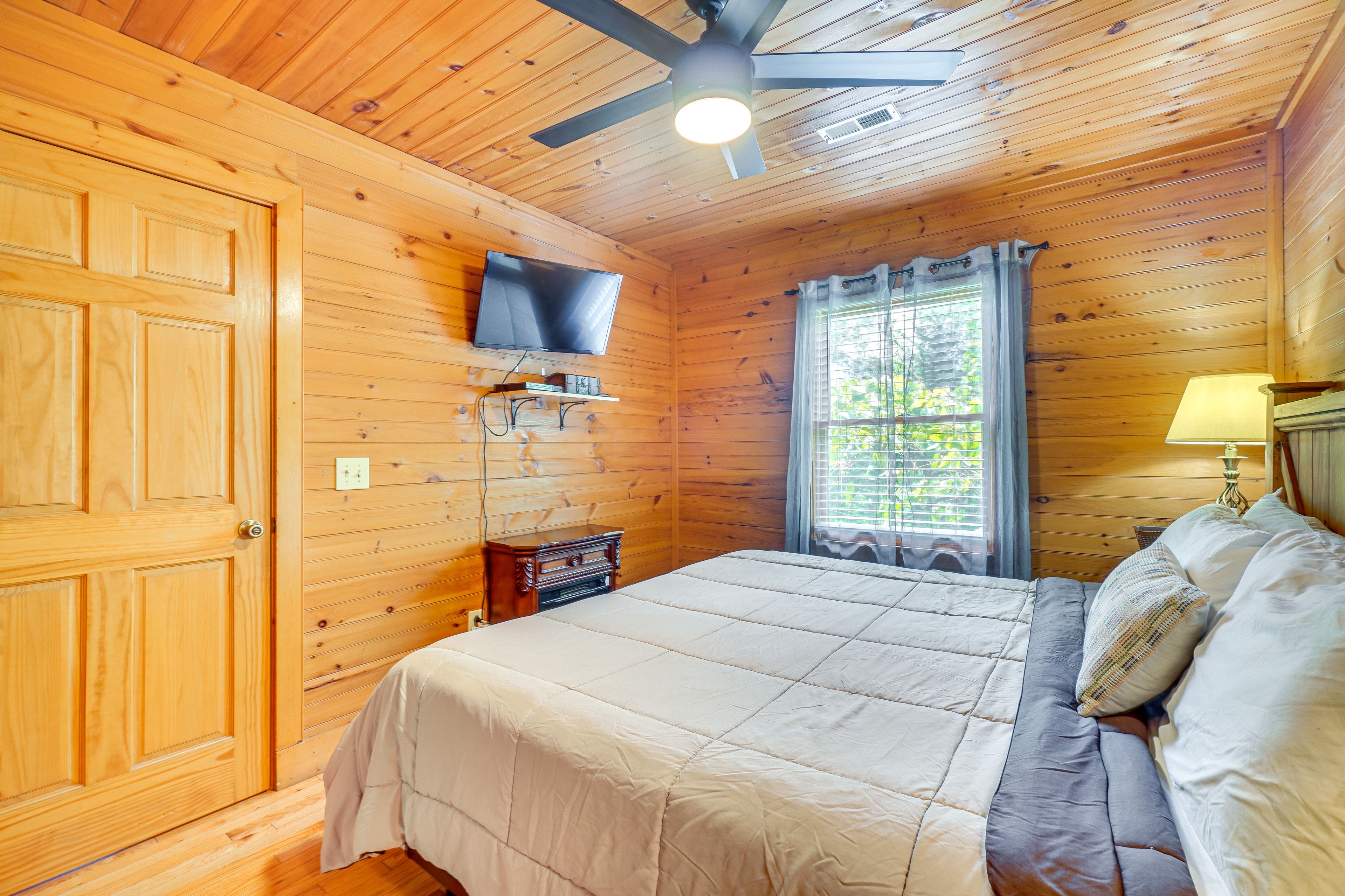 Bedroom 2 | 2nd Floor | King Bed | Twin Bed | Fireplace | Flat-Screen TV