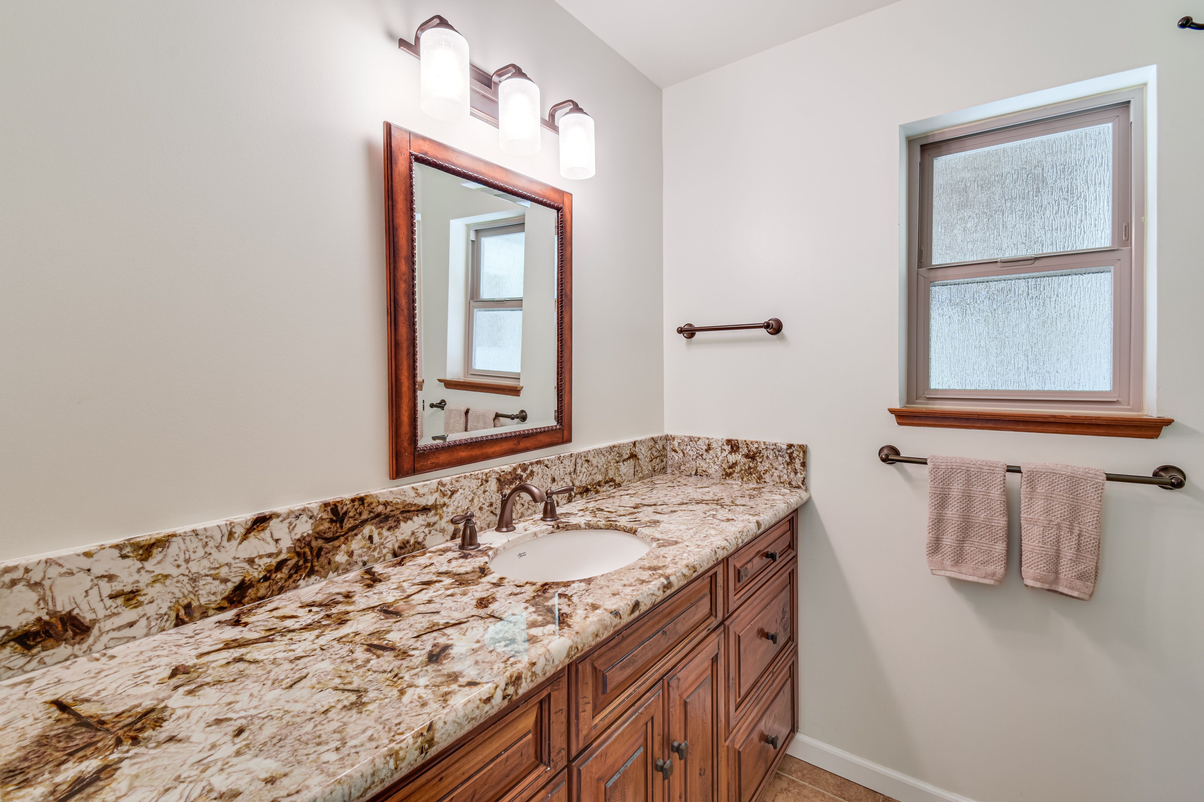 Full Bathroom | Towels Provided | Main Floor