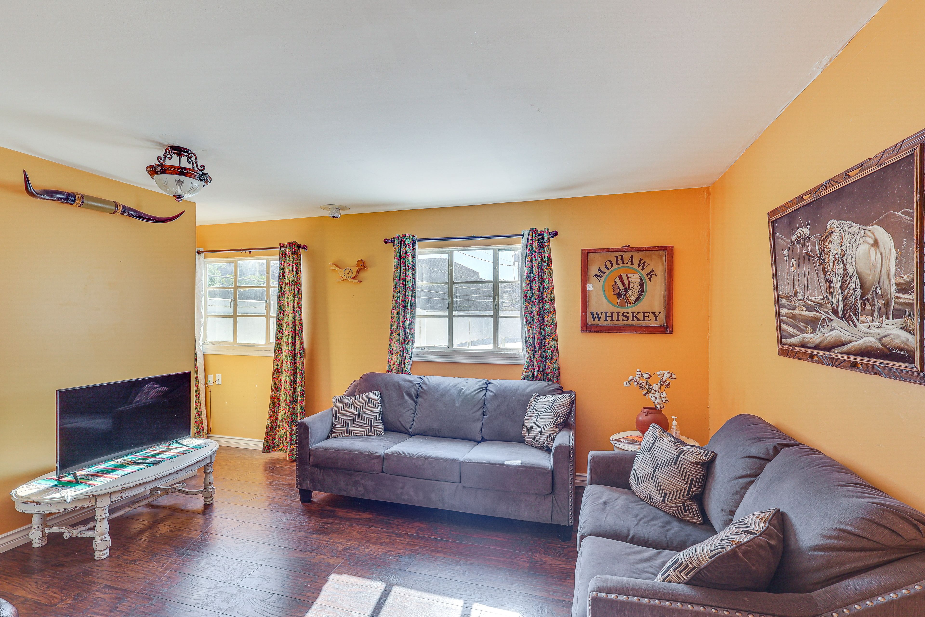 Living Room | 2nd-Floor Apartment | Smart TV | Free WiFi | Central A/C & Heating