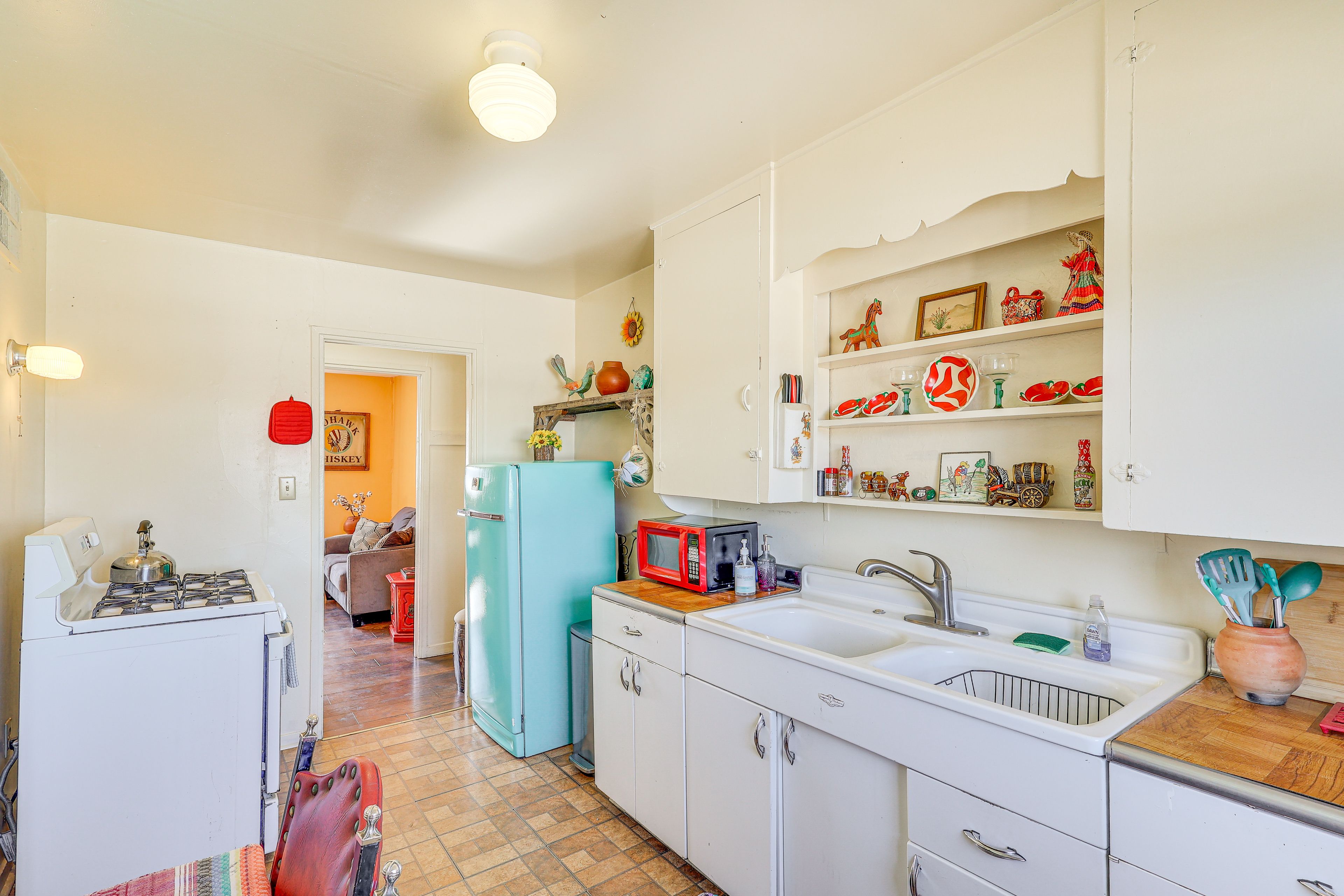 Kitchen | Keurig | Coffee & Creamer Provided