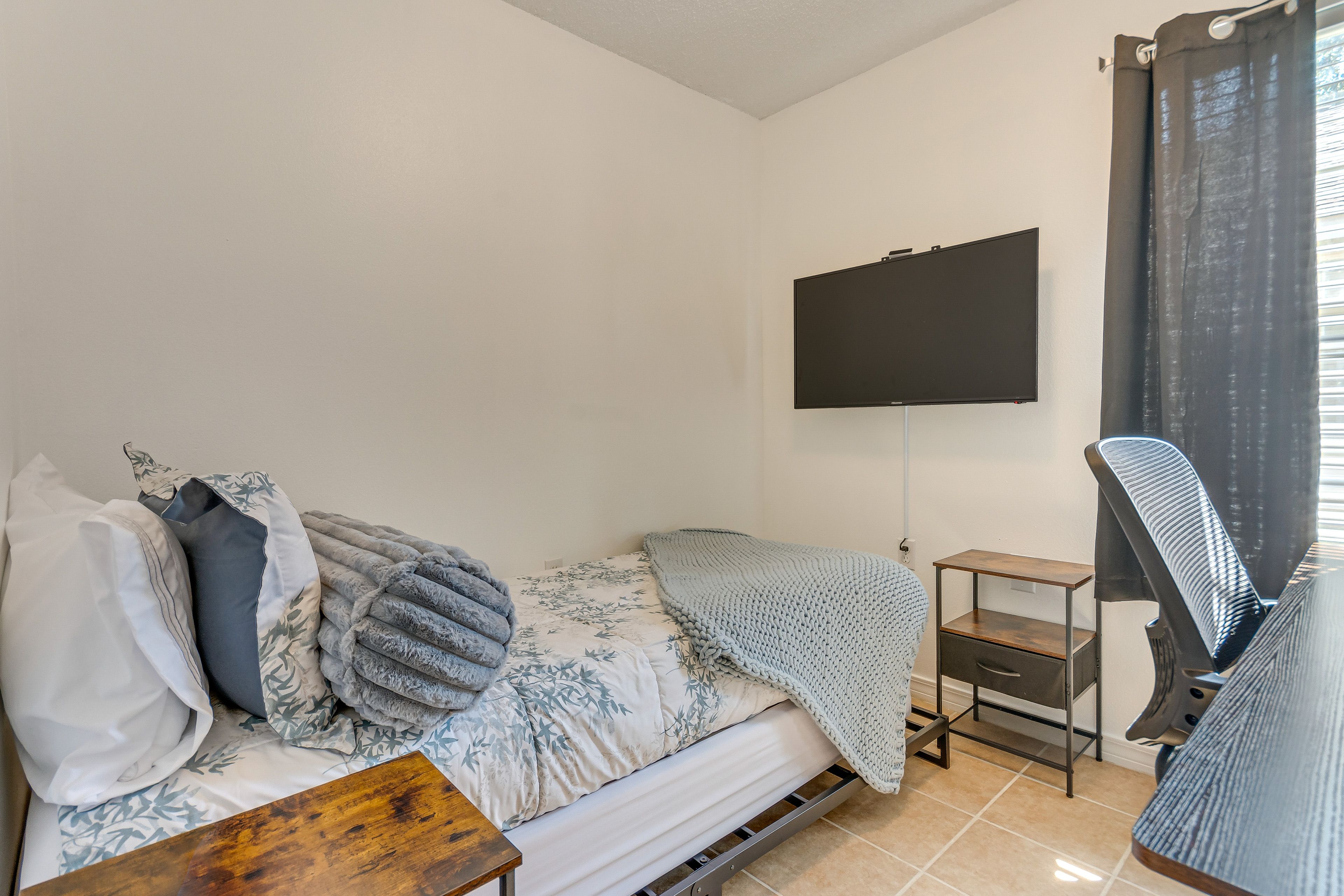 Bedroom 3 | Twin XL Bed | Smart TV | Desk