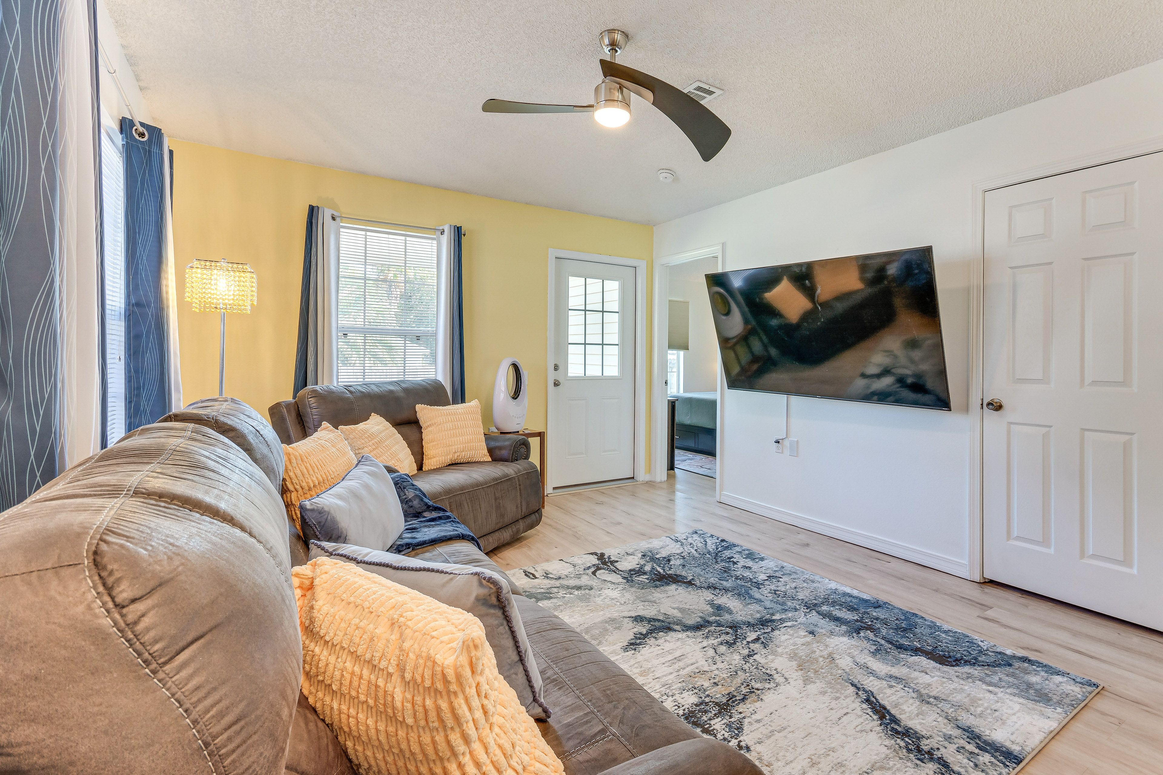 Living Room | Smart TV | Free WiFi | Central A/C & Heating