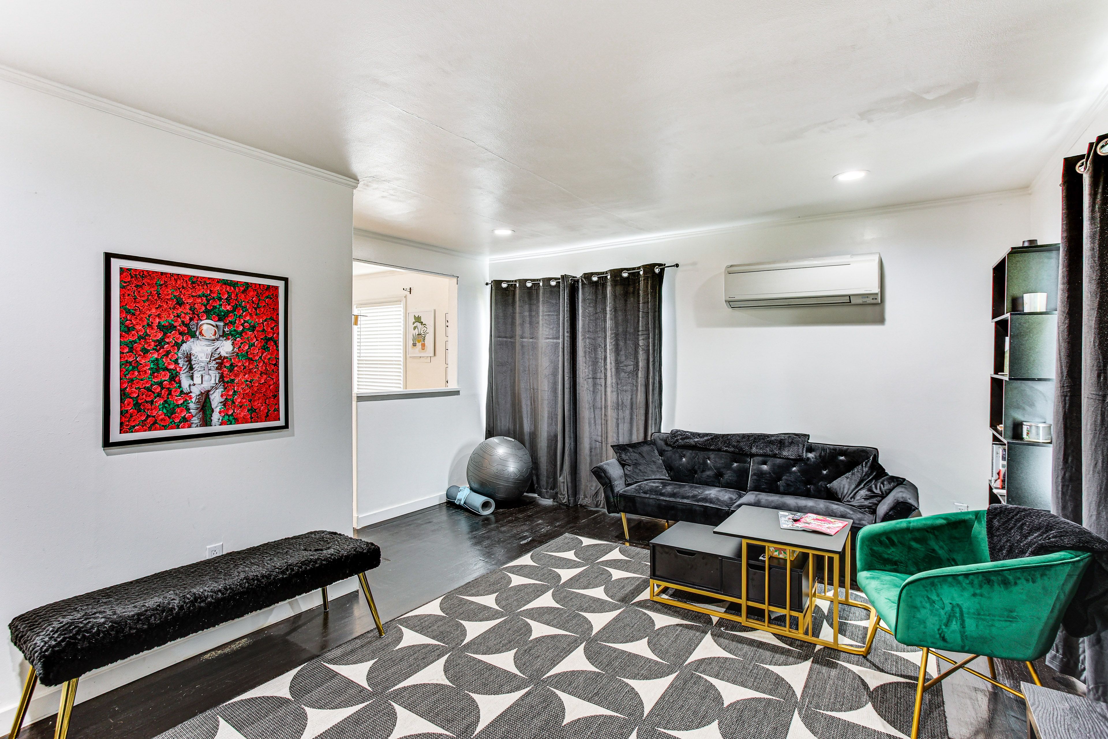 Living Room | Free WiFi | Smart TV | Queen Futon