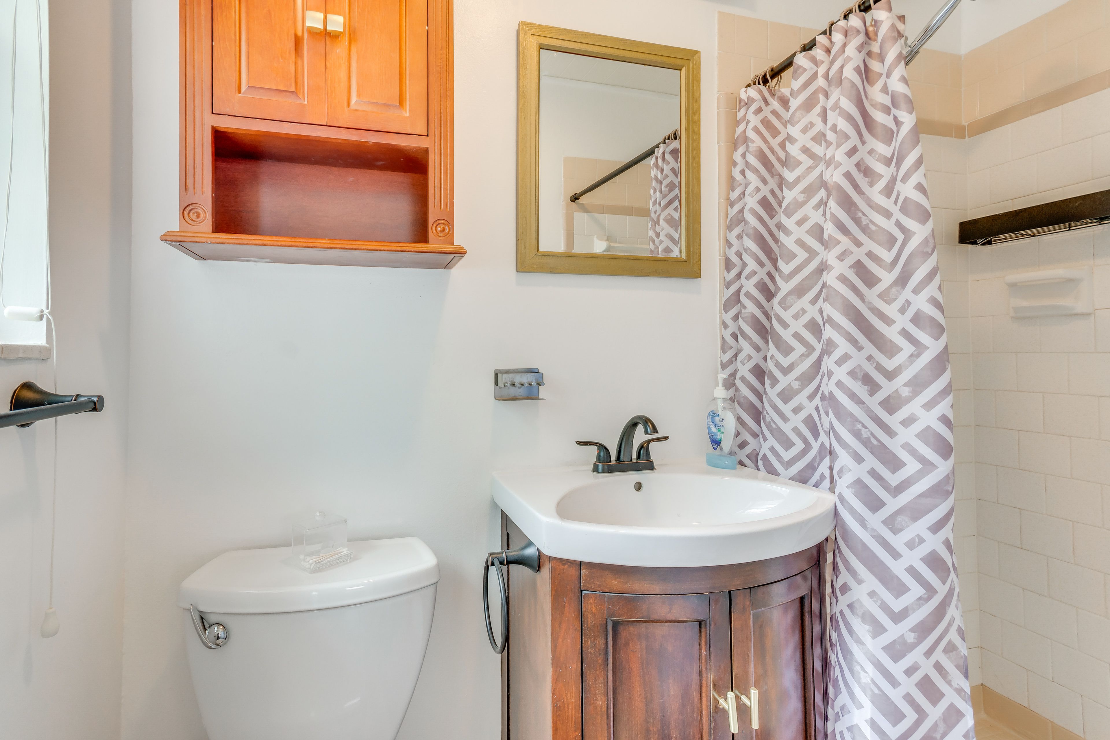 Full Bathroom | Towels Provided | Complimentary Toiletries