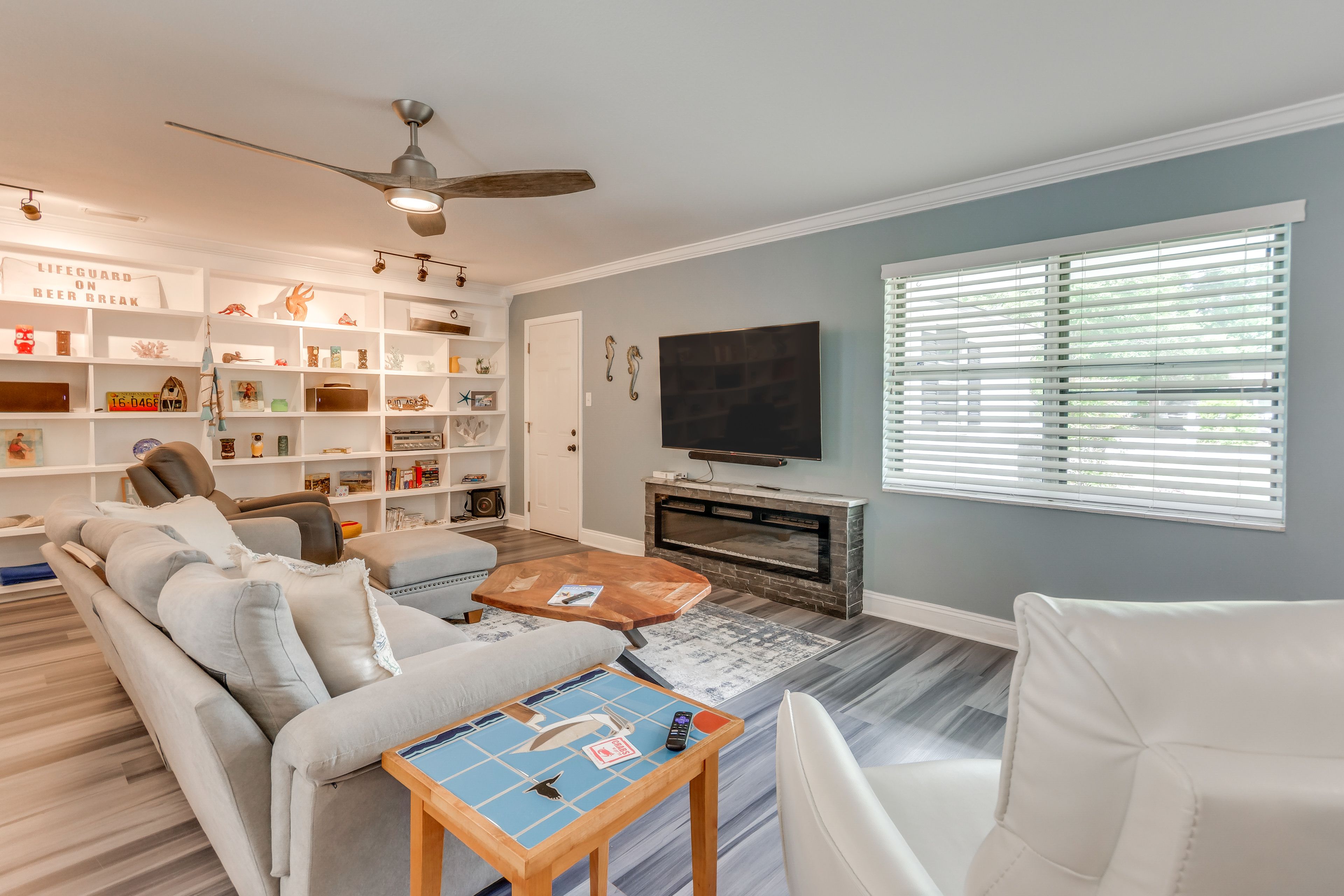 Living Room | Free WiFi | Flat-Screen TV | Central Heating & Air Conditioning