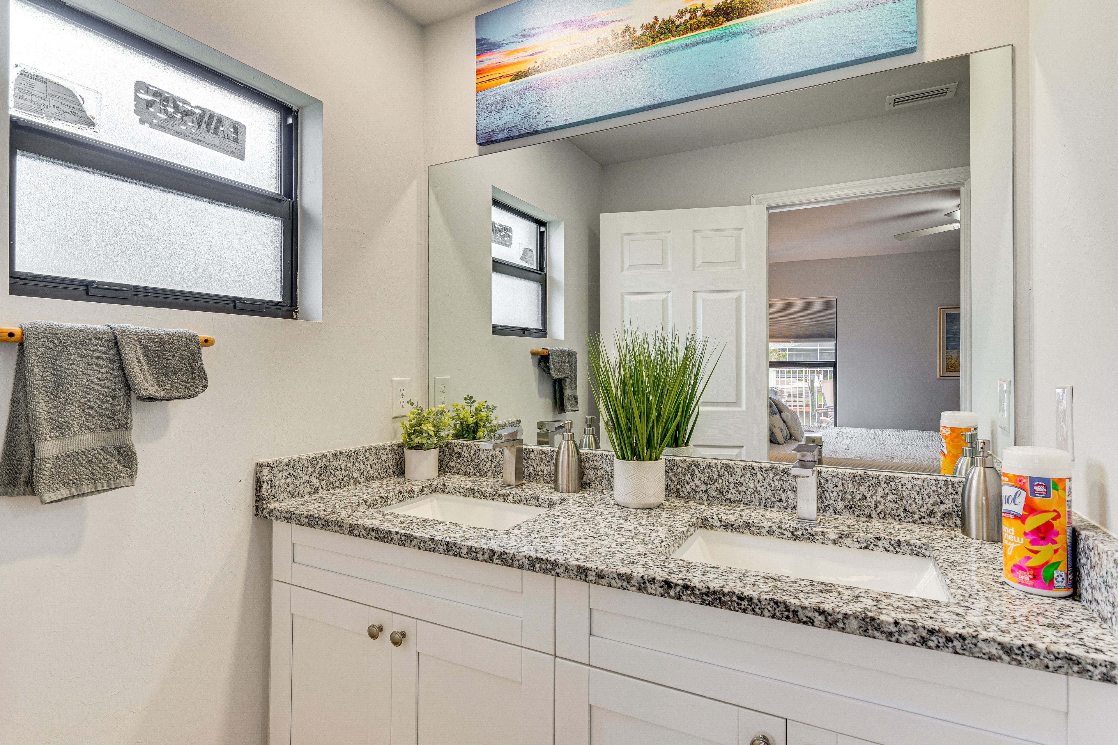 Full Bathroom | Complimentary Toiletries | Towels Provided