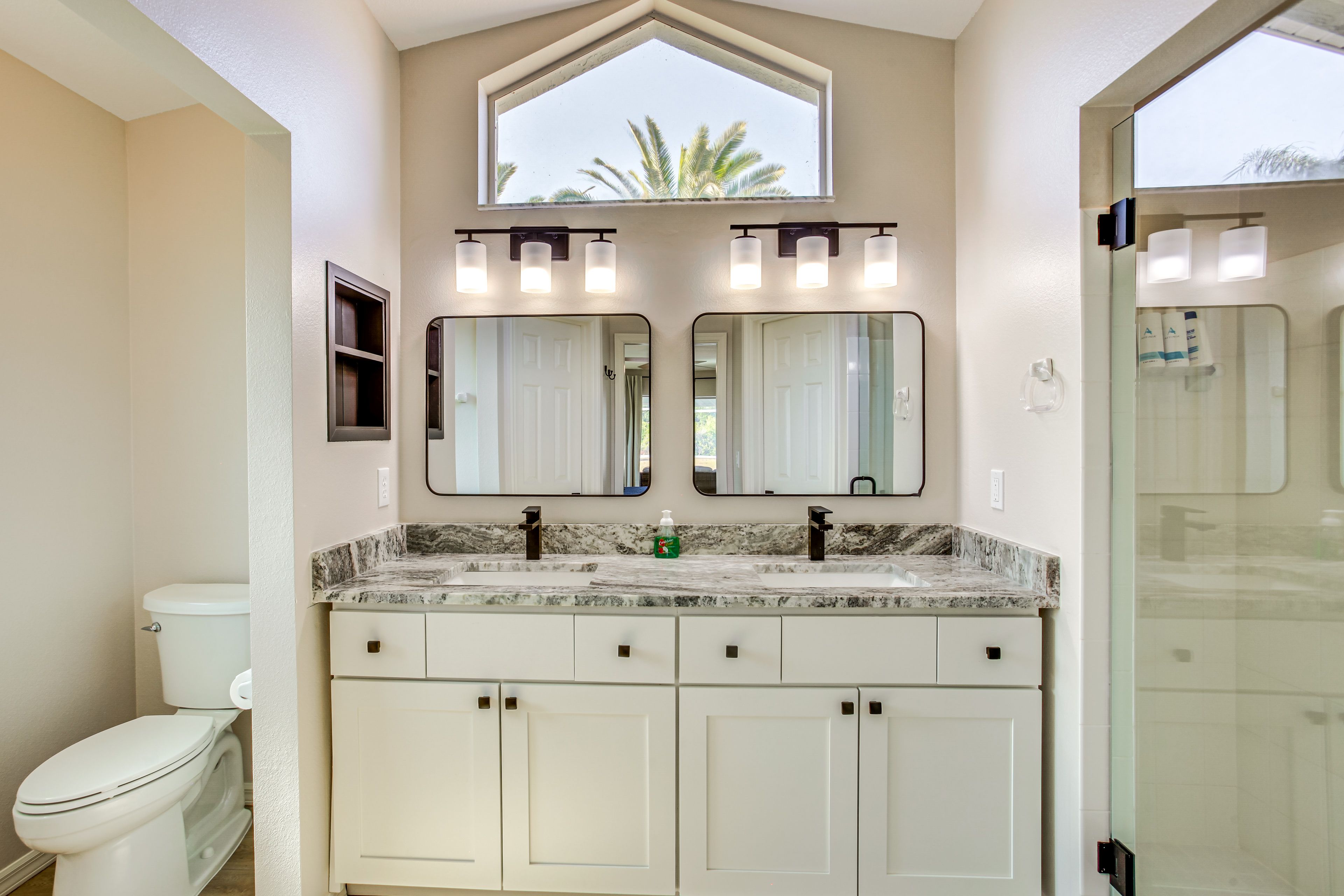 Full Bathroom | Towels Provided