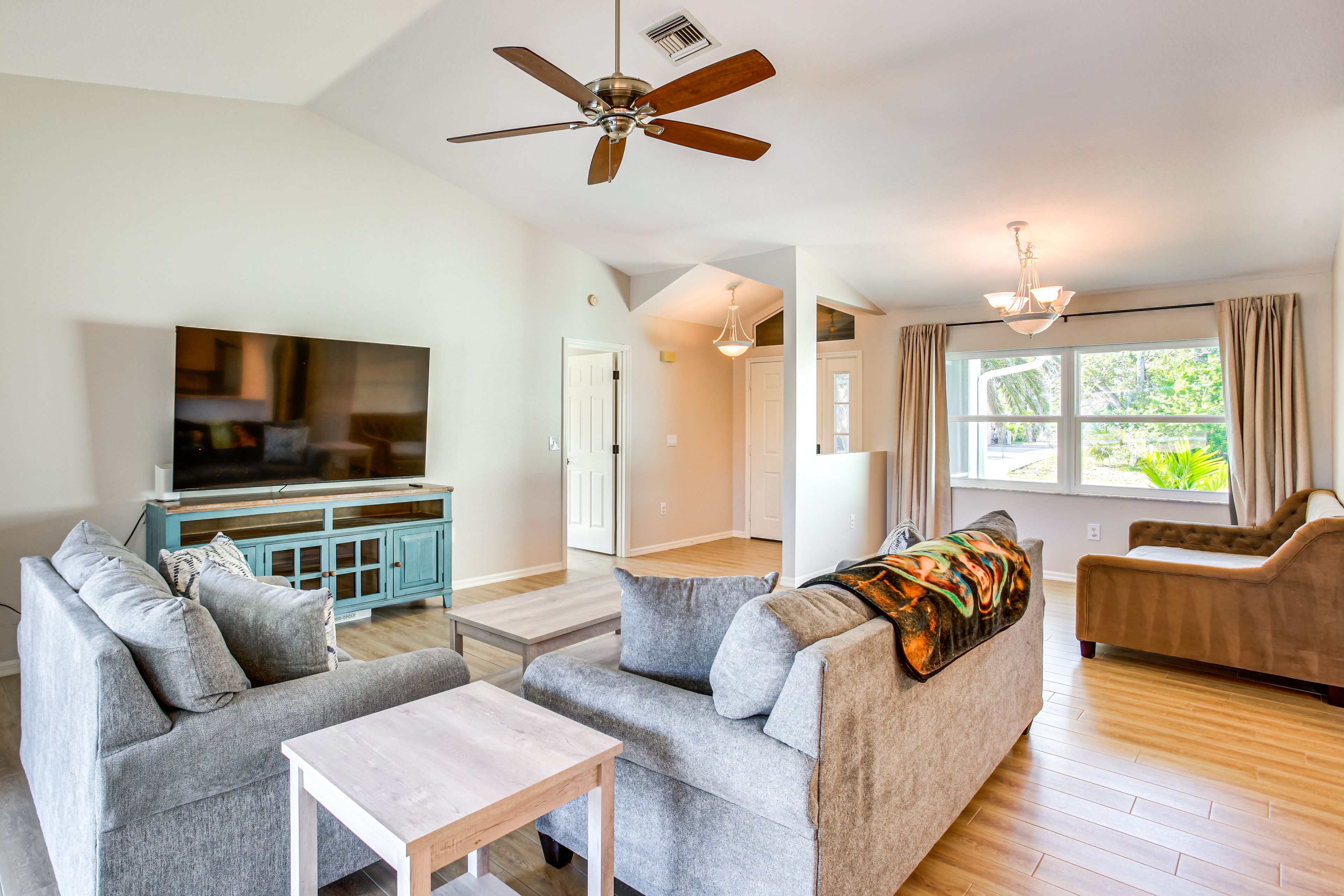 Living Room | Free WiFi | Smart TV | Twin Daybed | Single-Story Home