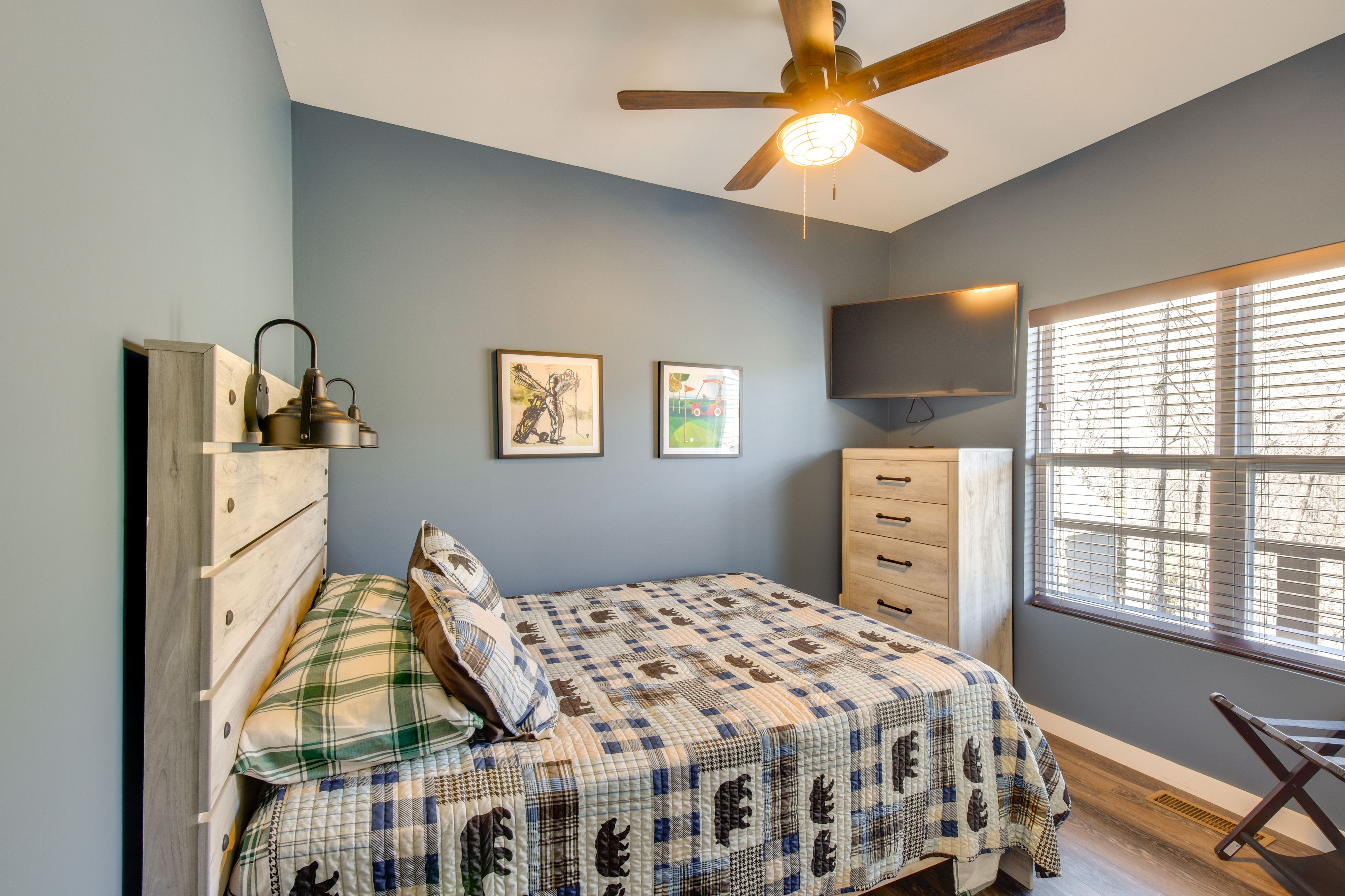 Bedroom 2 | 1st Floor | Queen Bed