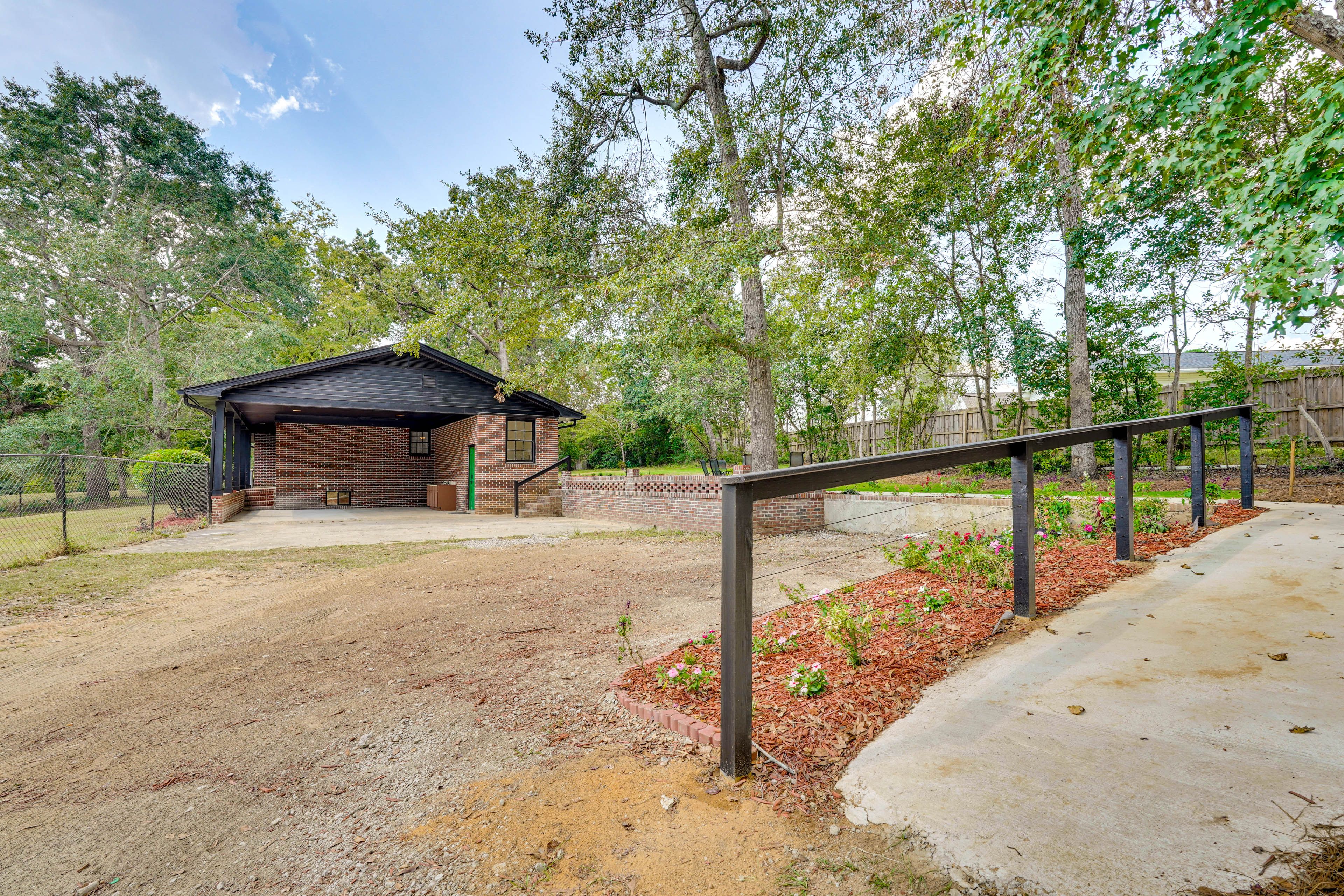 Parking | Driveway (6 Vehicles)