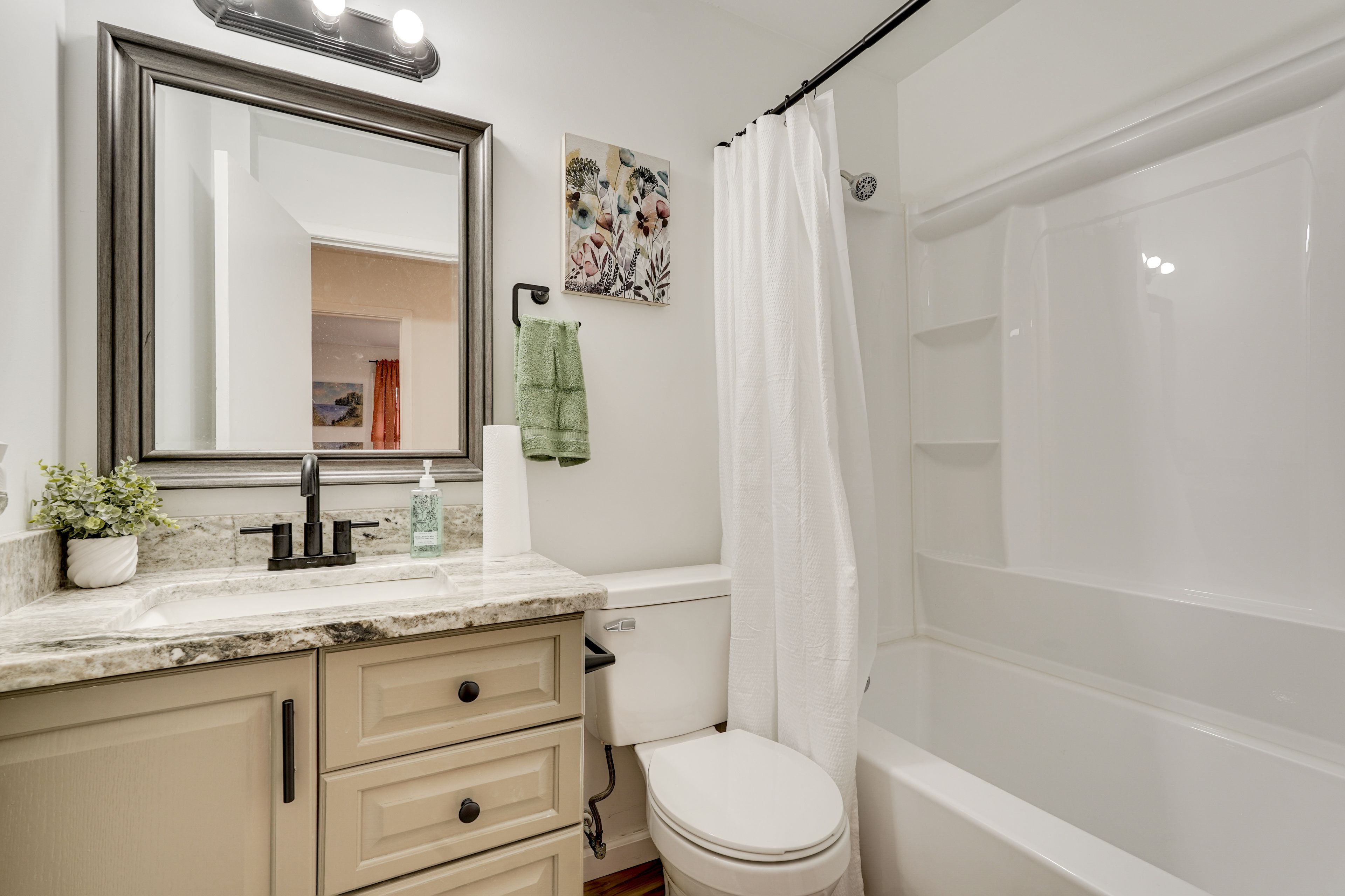 Full Bathroom | Main Floor | Towels Provided