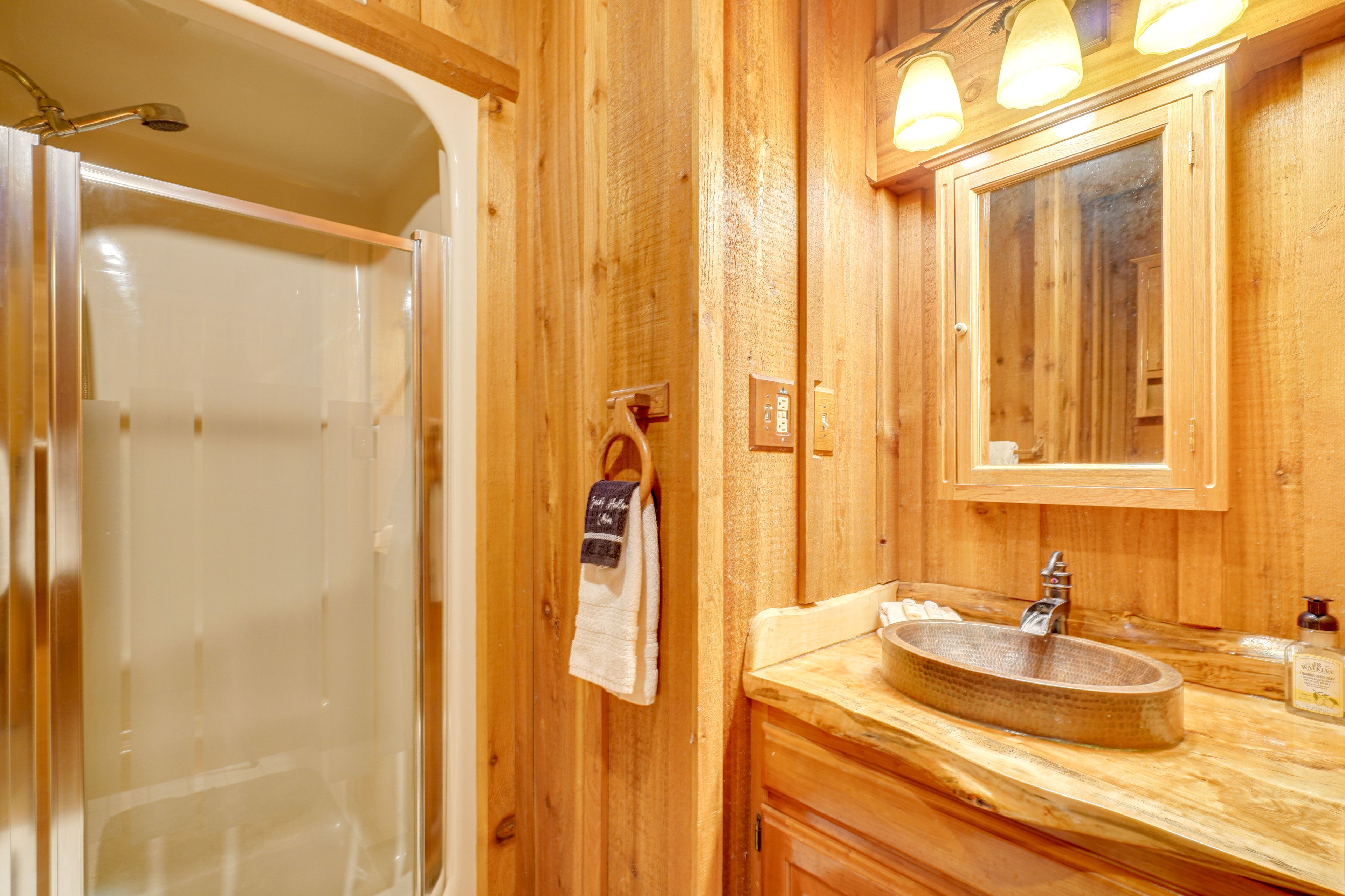 Full Bathroom | 1st Floor | Complimentary Toiletries | Towels Provided