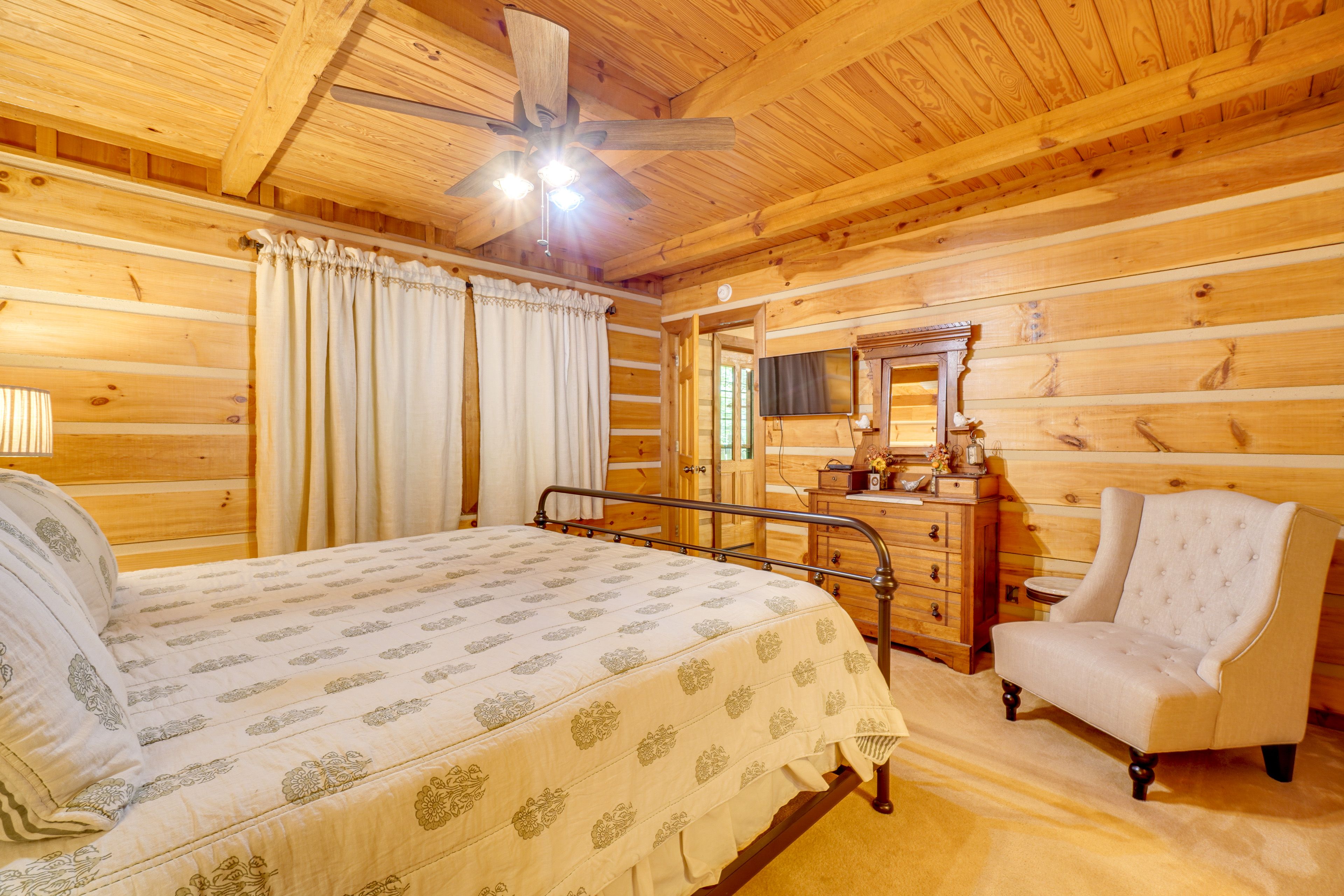 Bedroom 1 | 1st Floor | King Bed | Linens Provided | En-Suite Bathroom