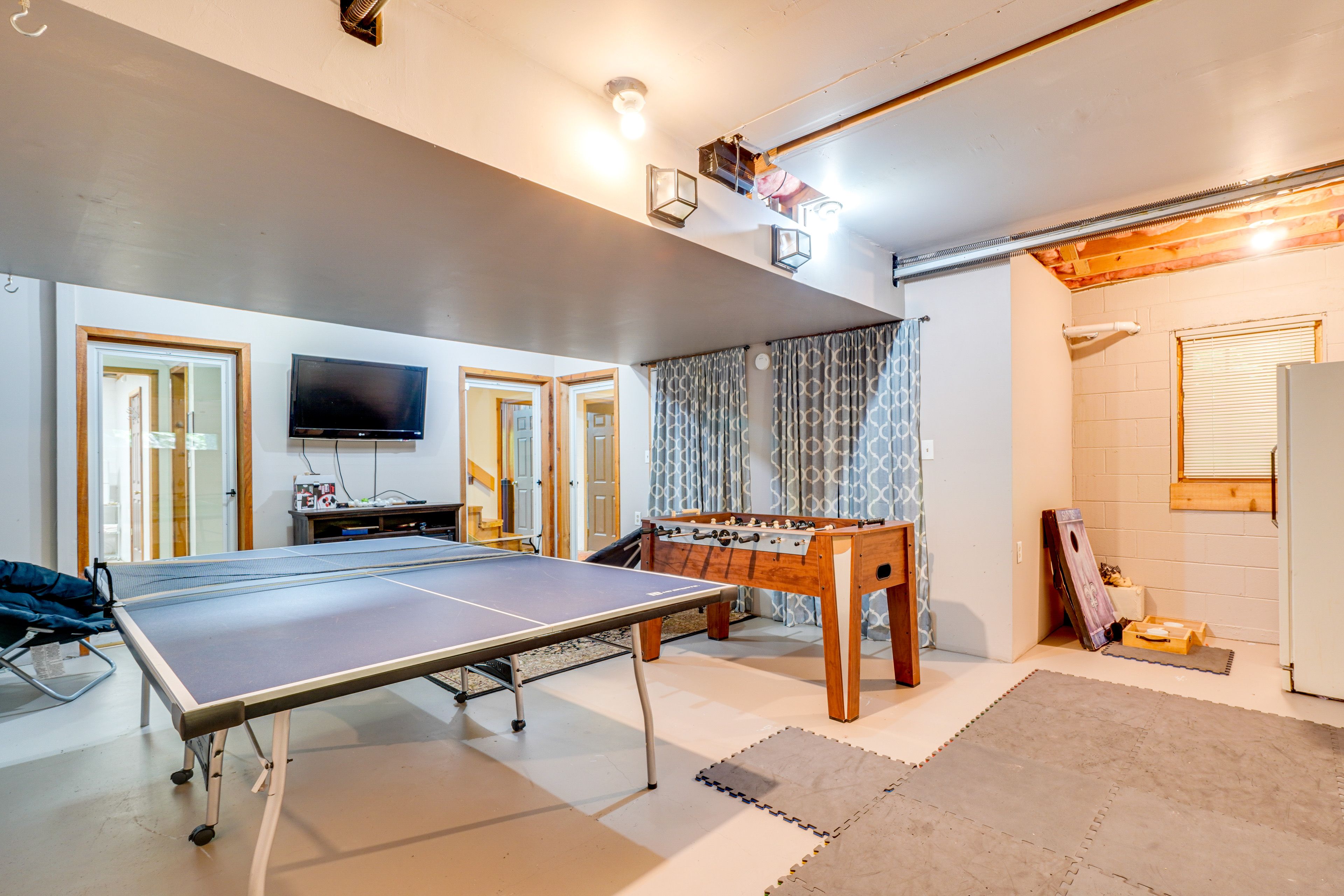 Game Room | Garage | Foosball Table | Ping-Pong Table | Cornhole | Smart TV