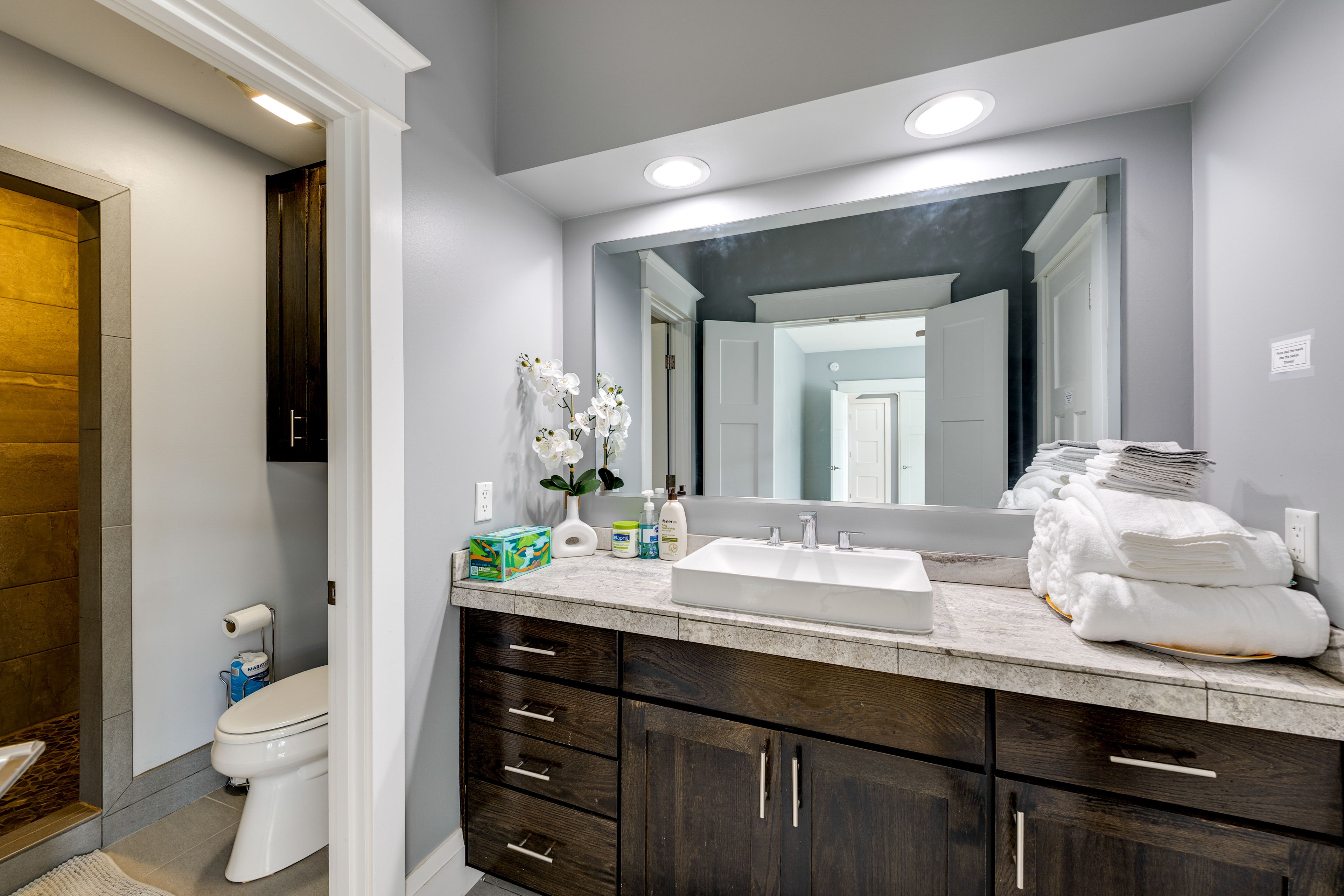 En-Suite Bathroom | Towels Provided | 1st Floor