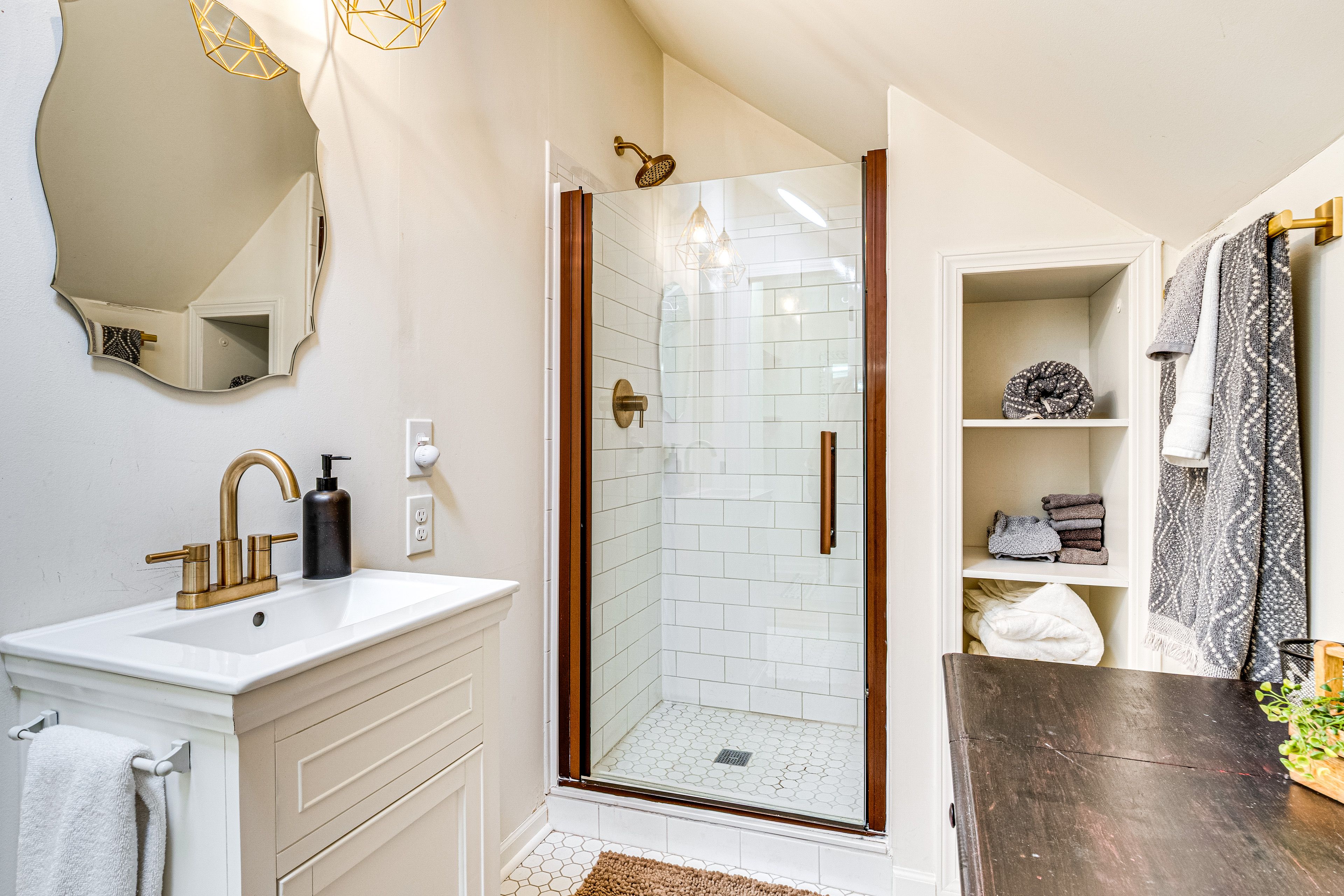 Full Bathroom | 2nd Floor | Towels Provided