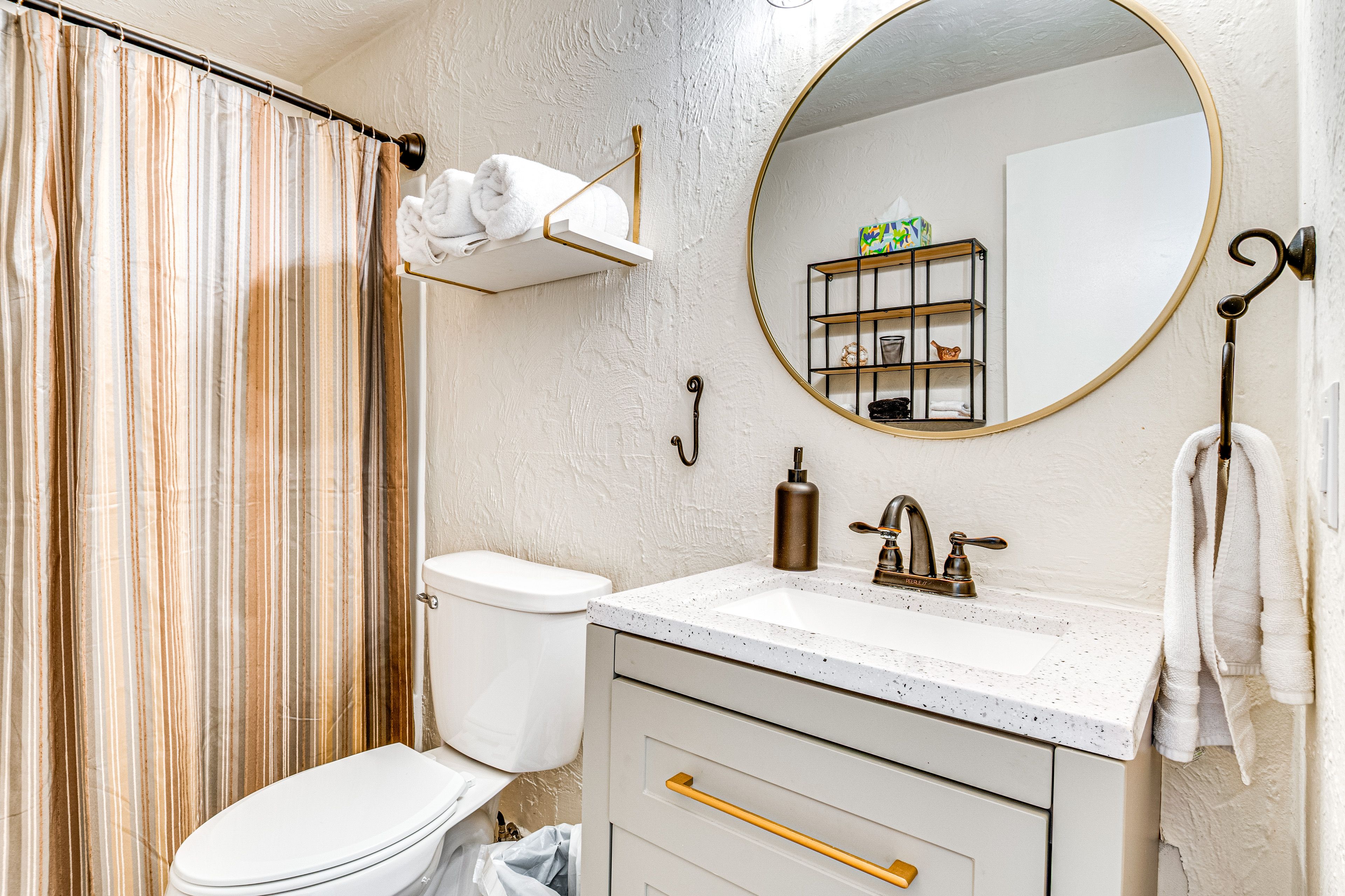 Full Bathroom | 1st Floor | Towels Provided