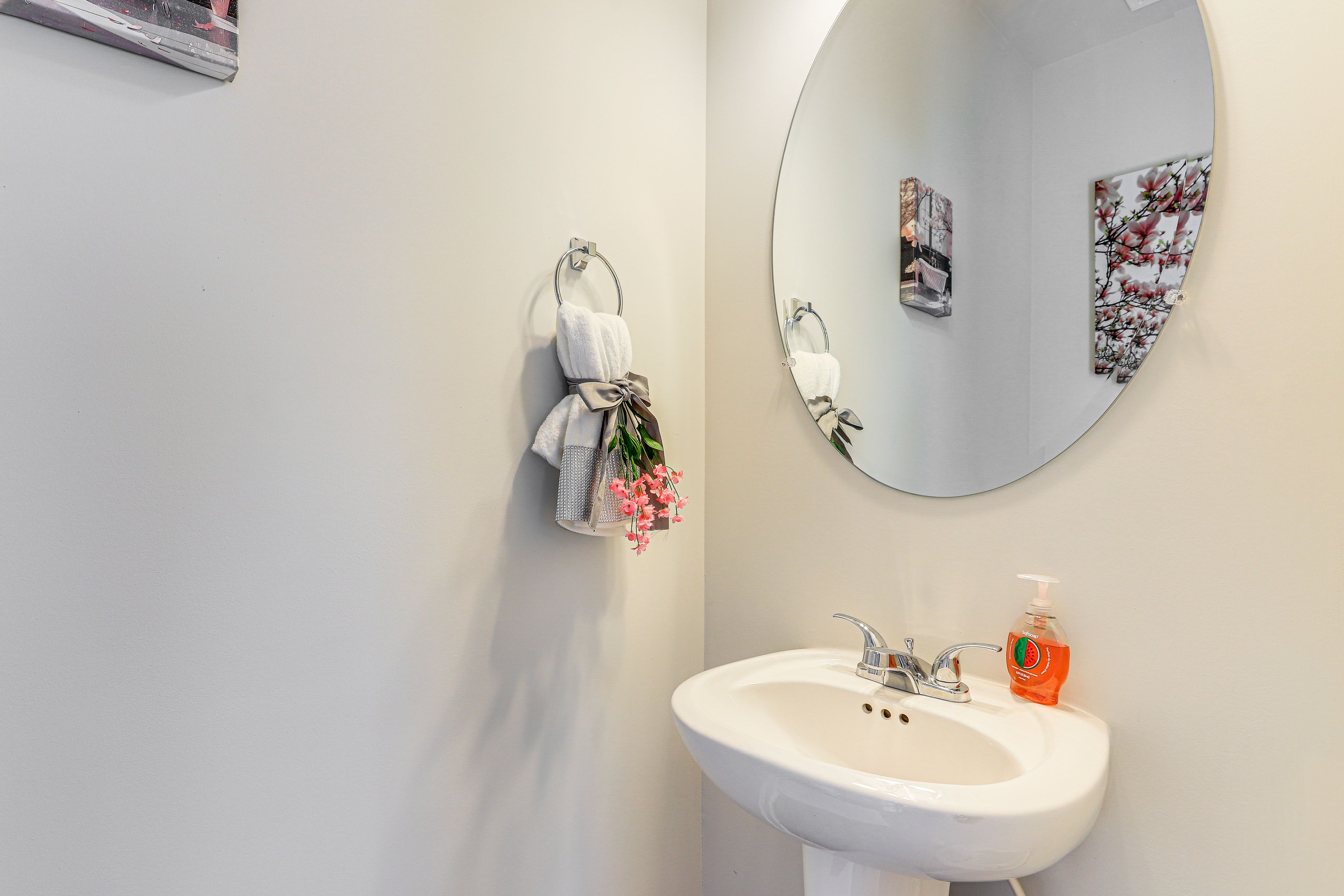 Half Bathroom | 1st Floor | Towels Provided
