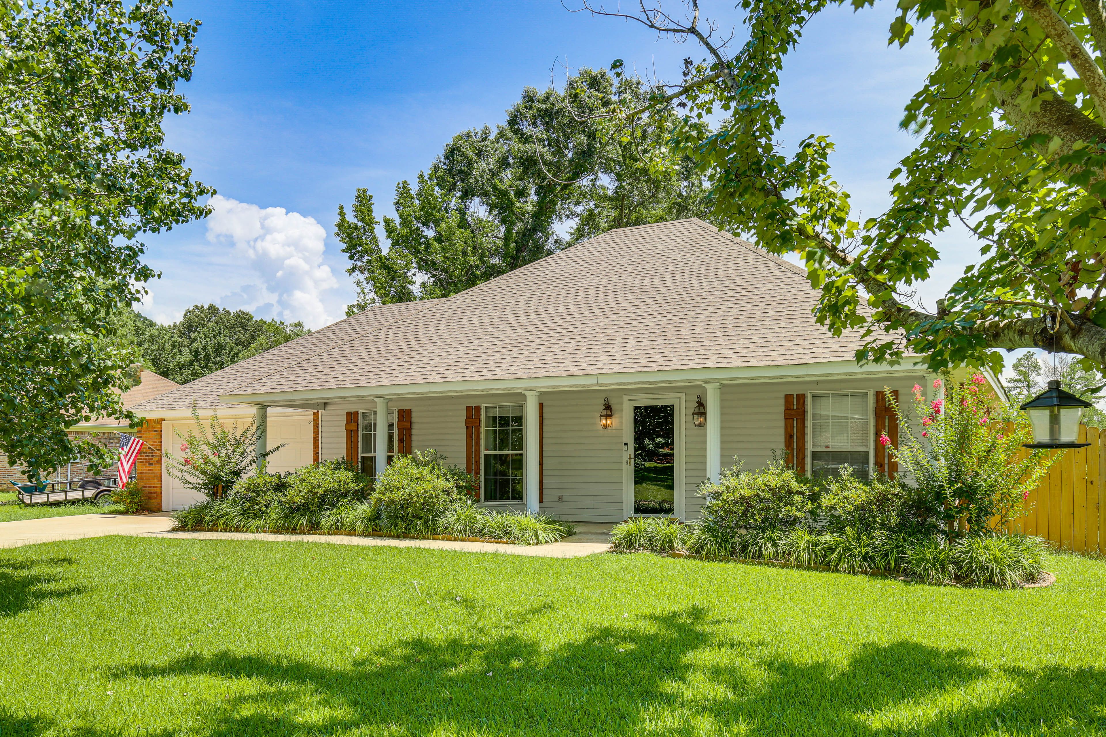 Flowood Vacation Rental | 3BR | 2BA | 1 Step to Enter | 1,547 Sq Ft