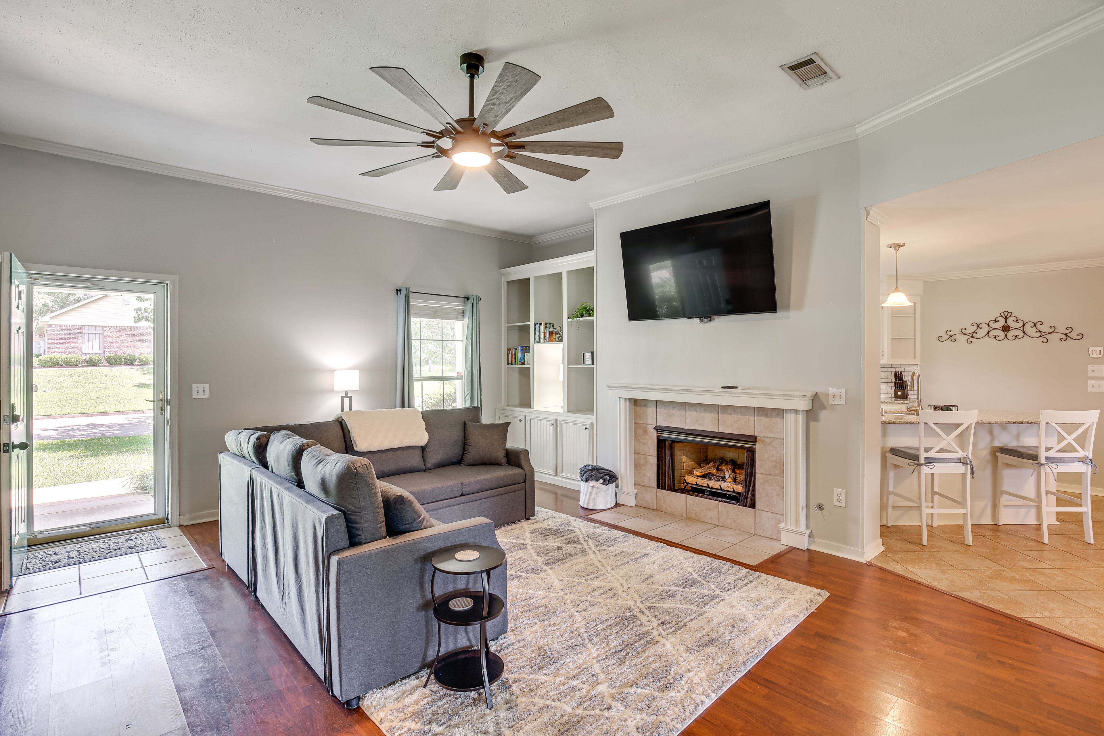 Living Area | Gas Fireplace | Smart TV | Books