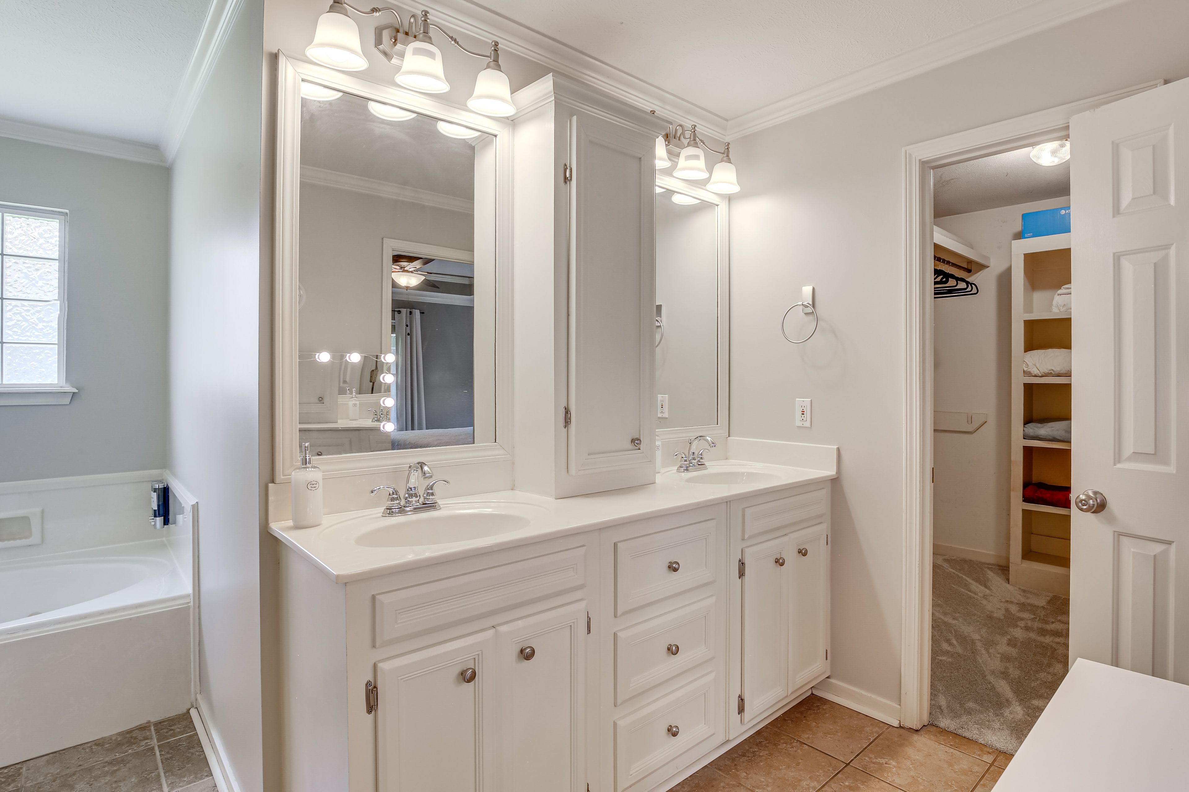 Full Bathroom | Towels Provided