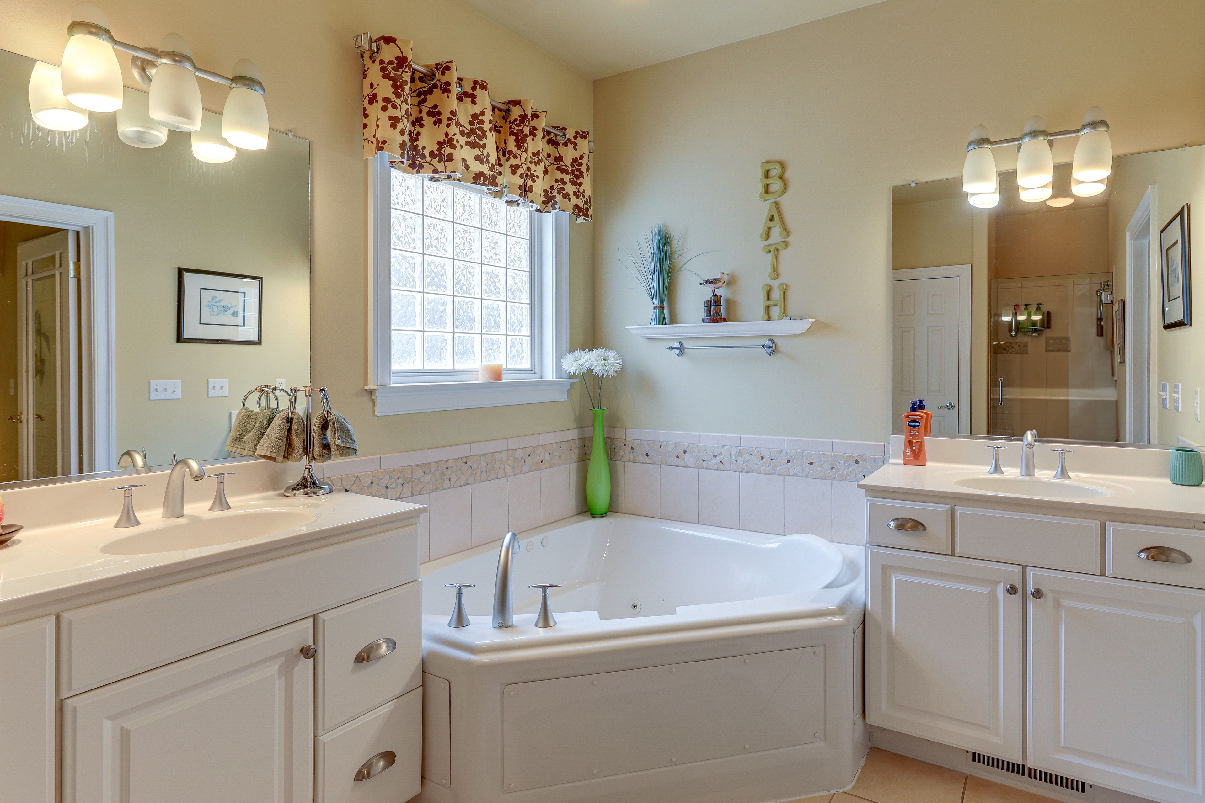 En-Suite Bathroom | 1st Floor | Towels Provided