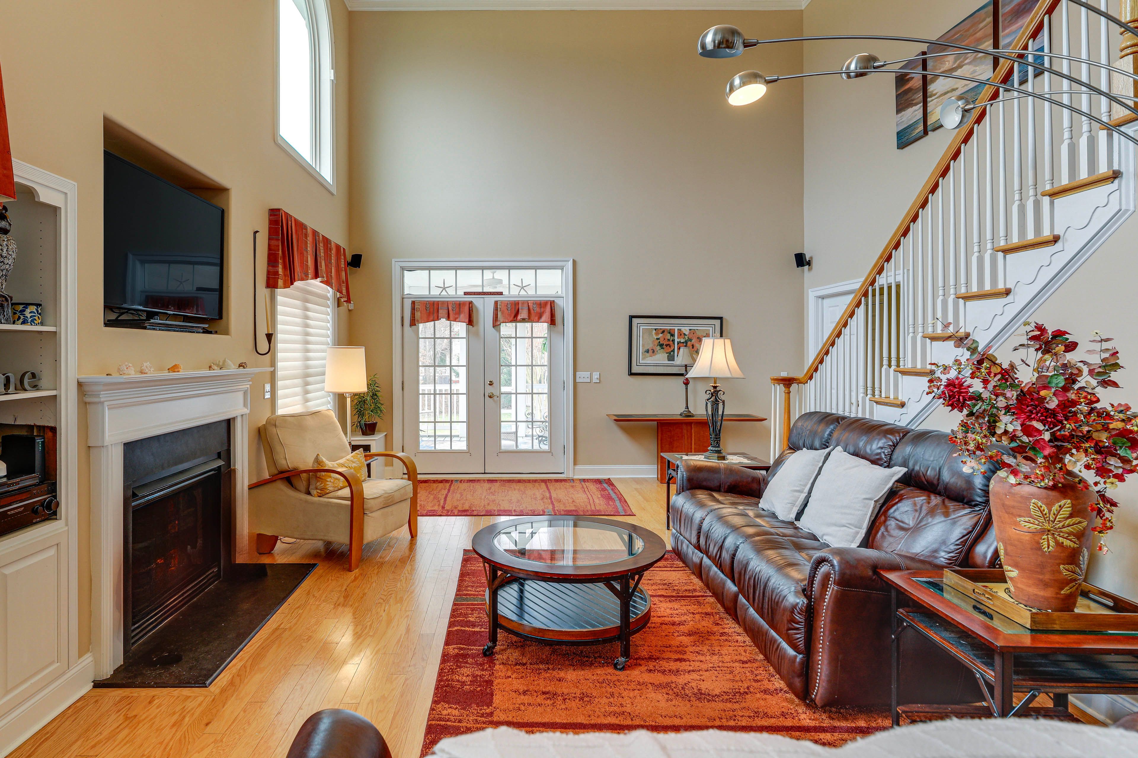 Living Room | 1st Floor | Smart TV | Free WiFi | Central A/C & Heat