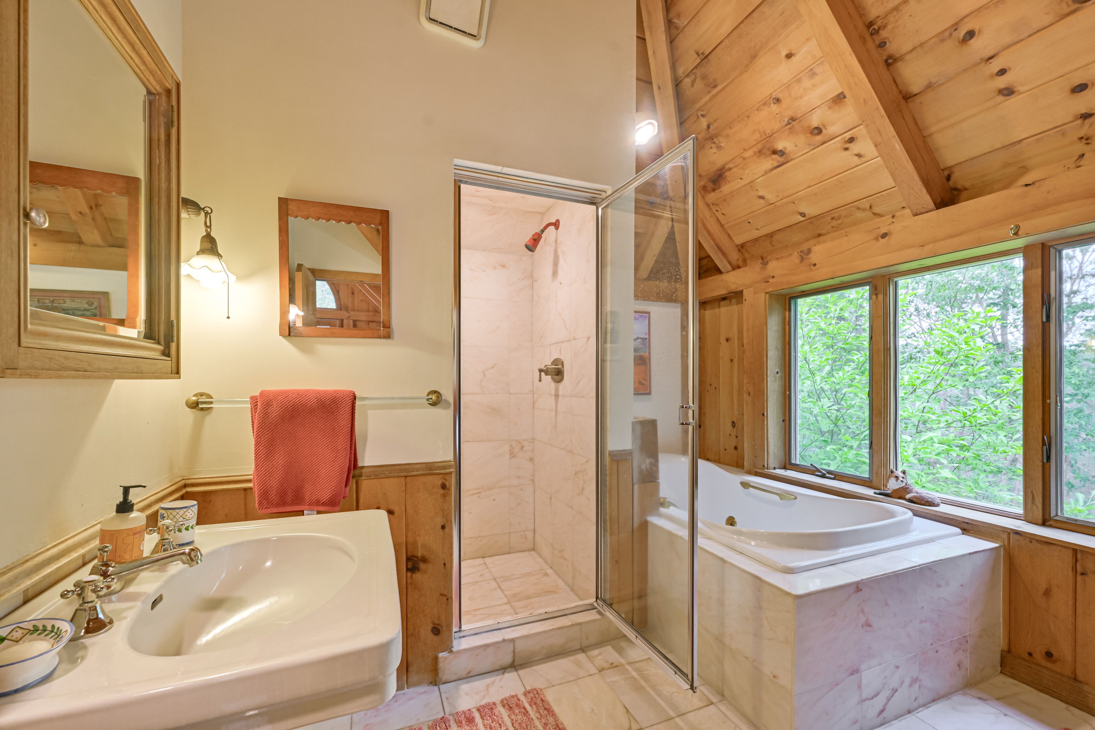 Full Bath | Towels | Hair Dryer | Upper Level
