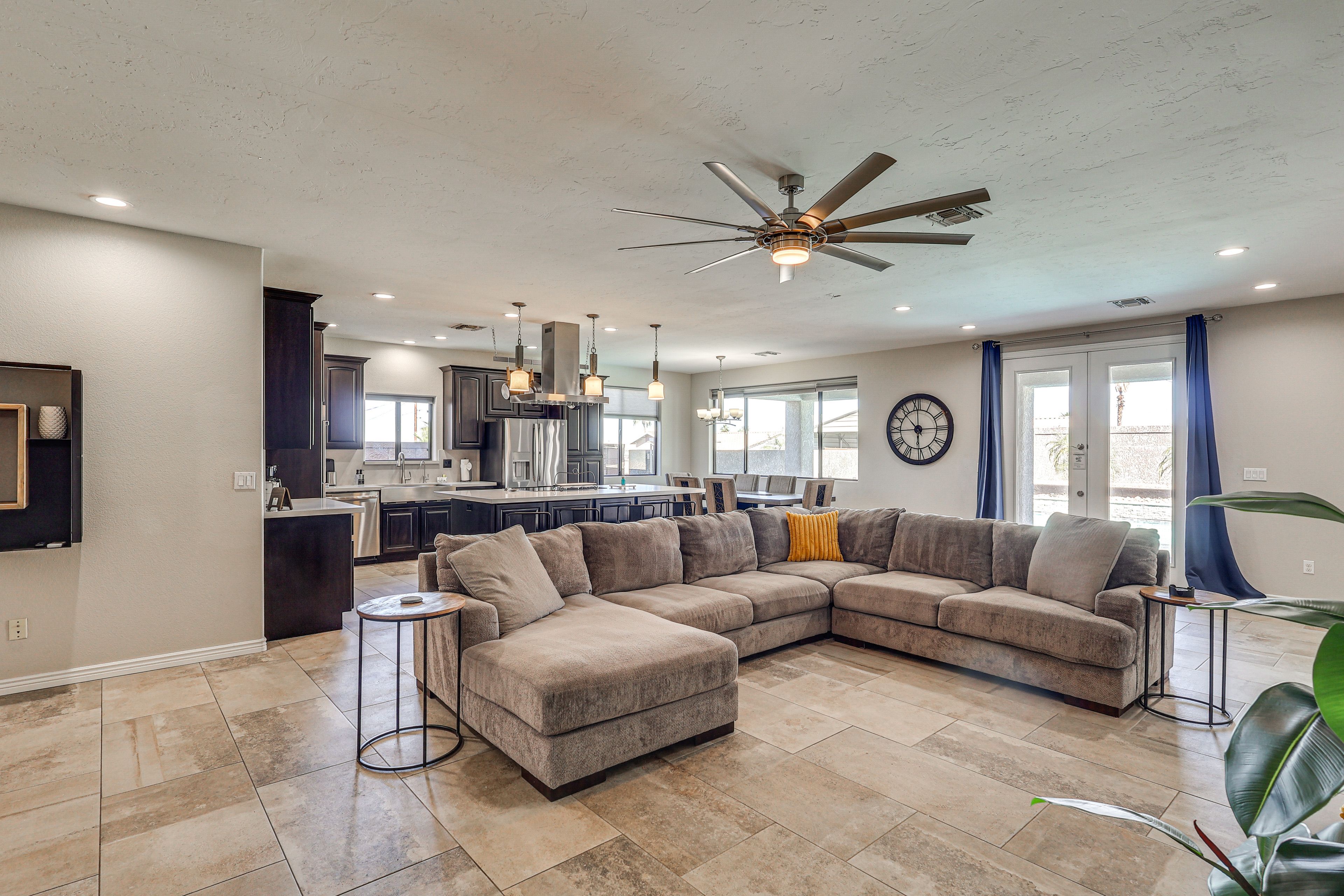 Living Room | Smart TV w/ Cable