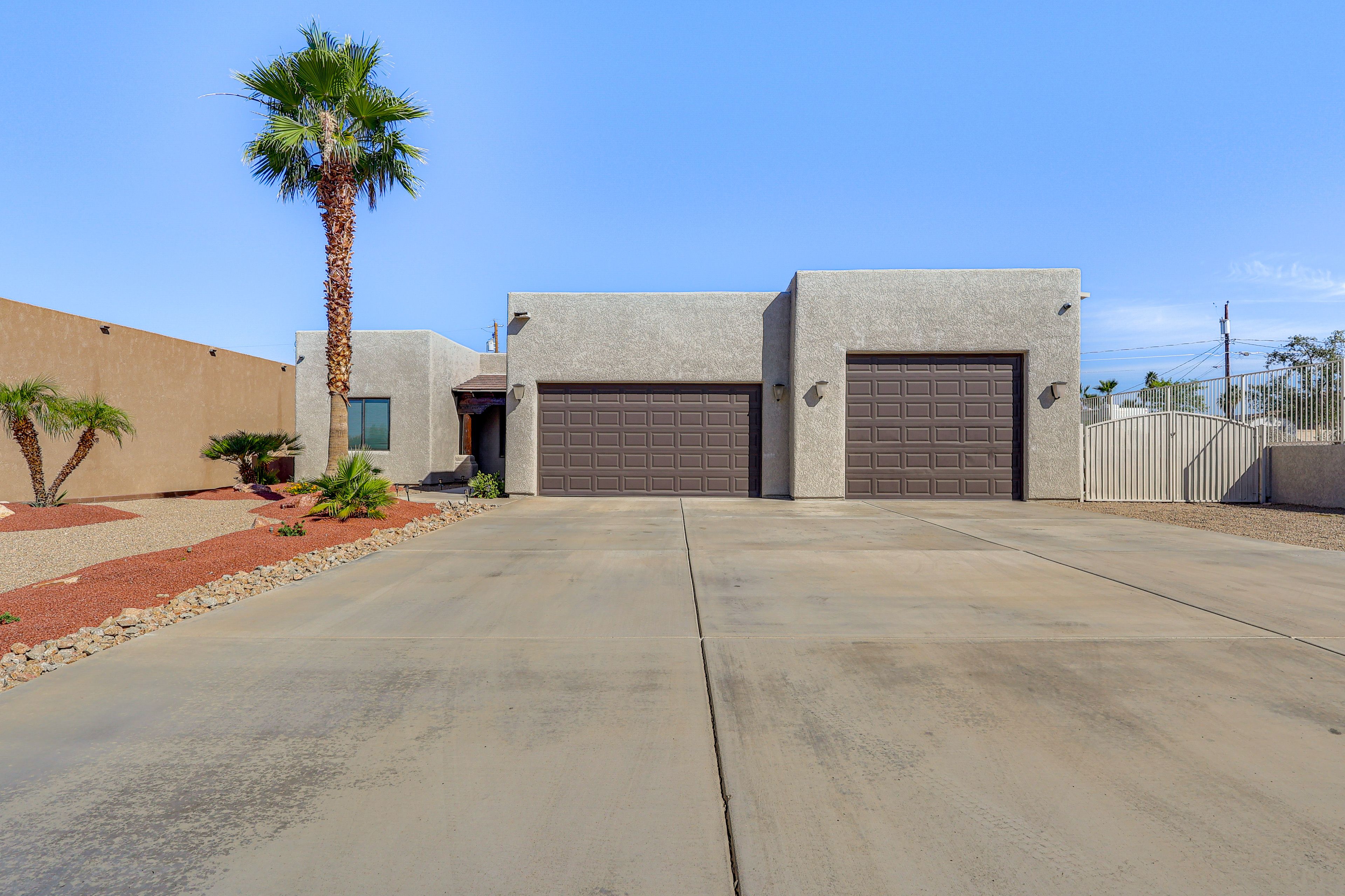 Parking | Driveway (4 Vehicles) | RV/Boat/Trailer & Street Parking