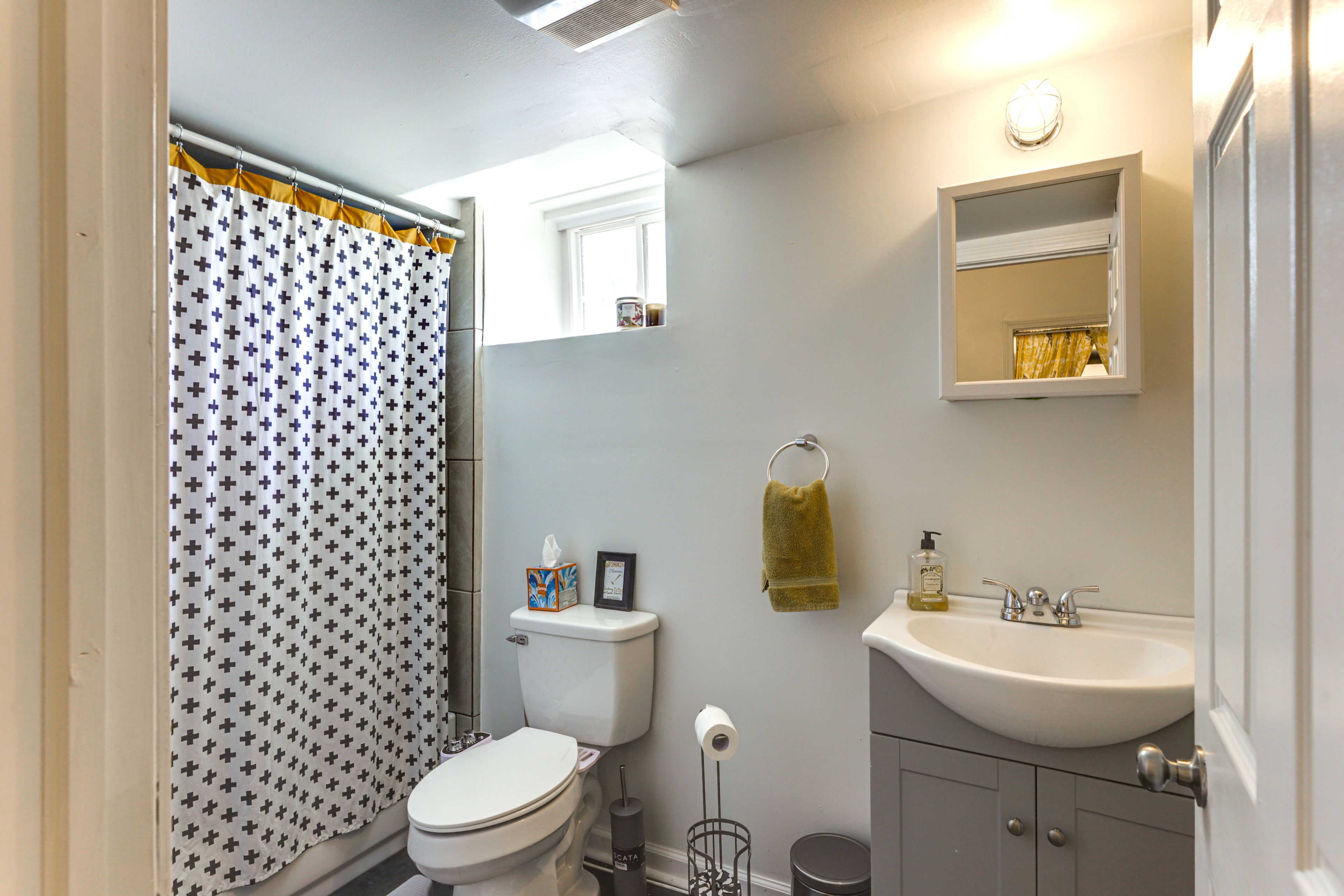 Full Bathroom | 1st Floor | Towels Provided | Complimentary Toiletries