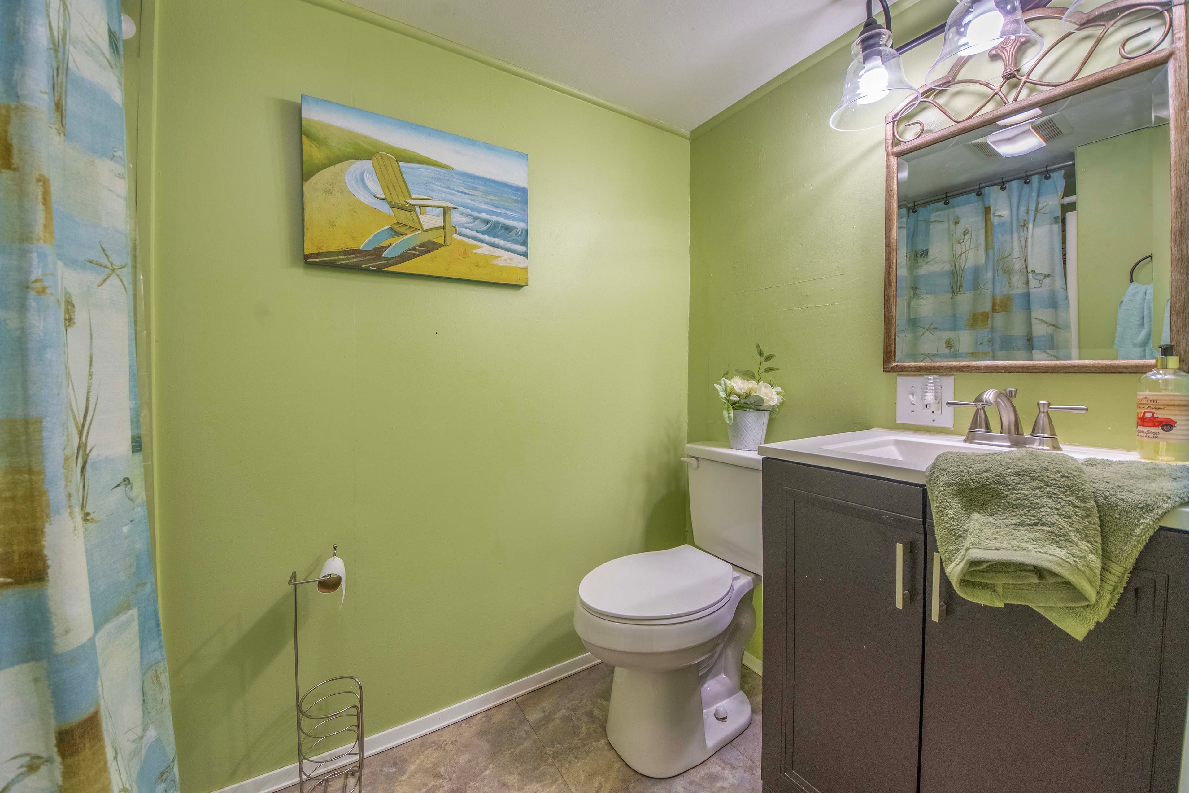 Full Bathroom | 1st Floor | Towels Provided | Complimentary Toiletries