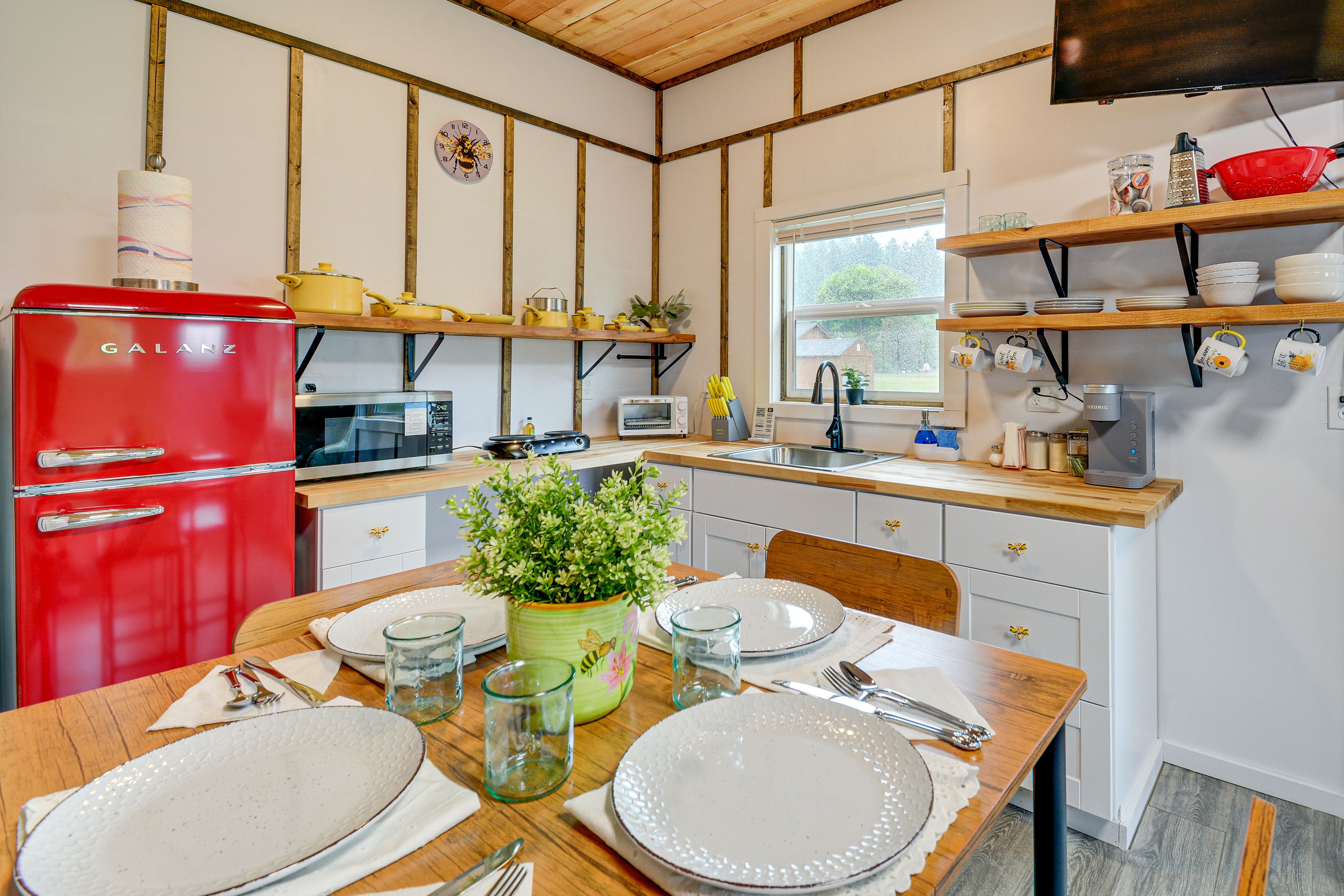 Dining Area | Dishware/Flatware | Free WiFi