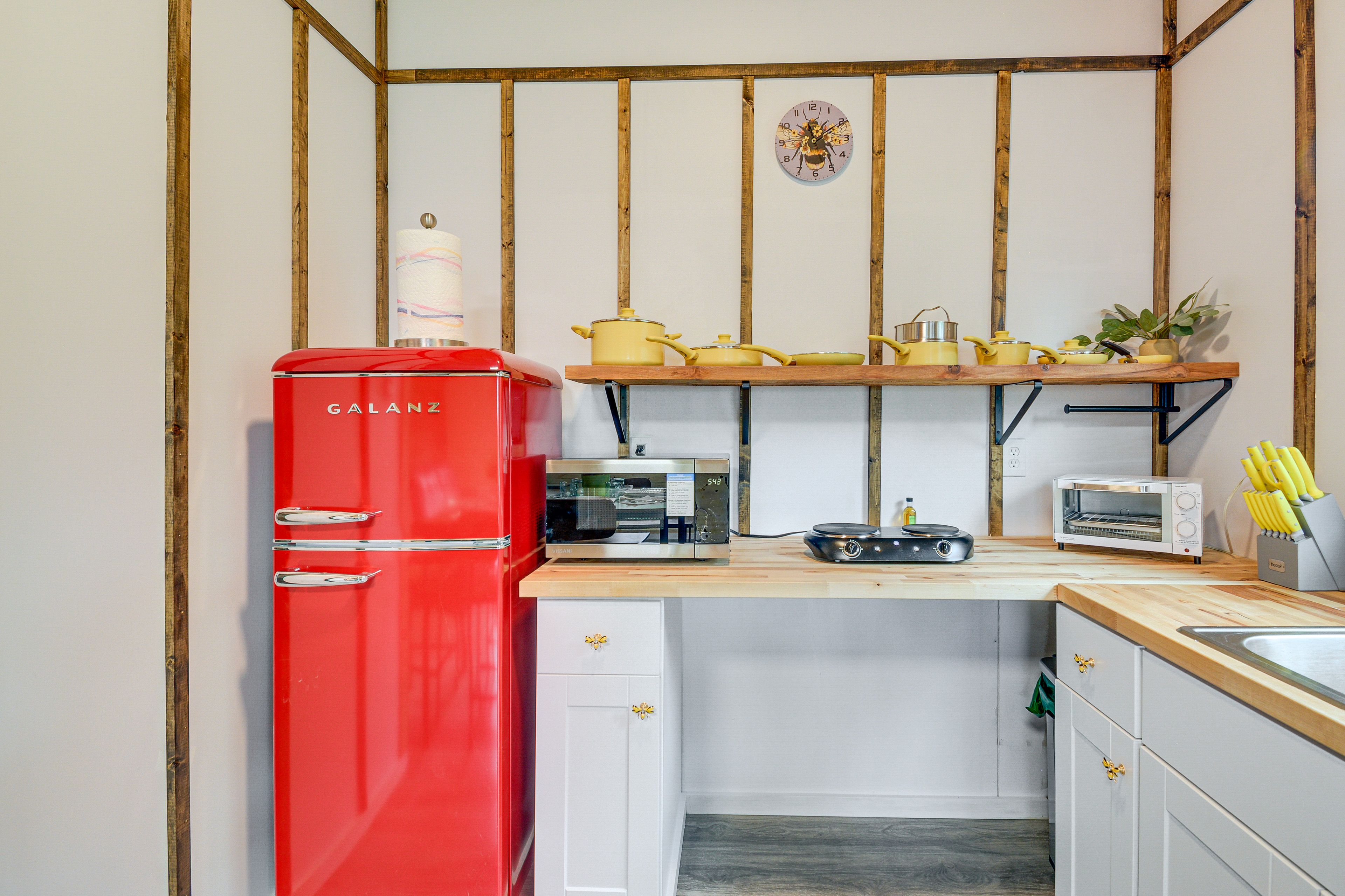 Kitchenette | Cooking Basics | Keurig Coffee Maker | Hot Plate | Toaster Oven